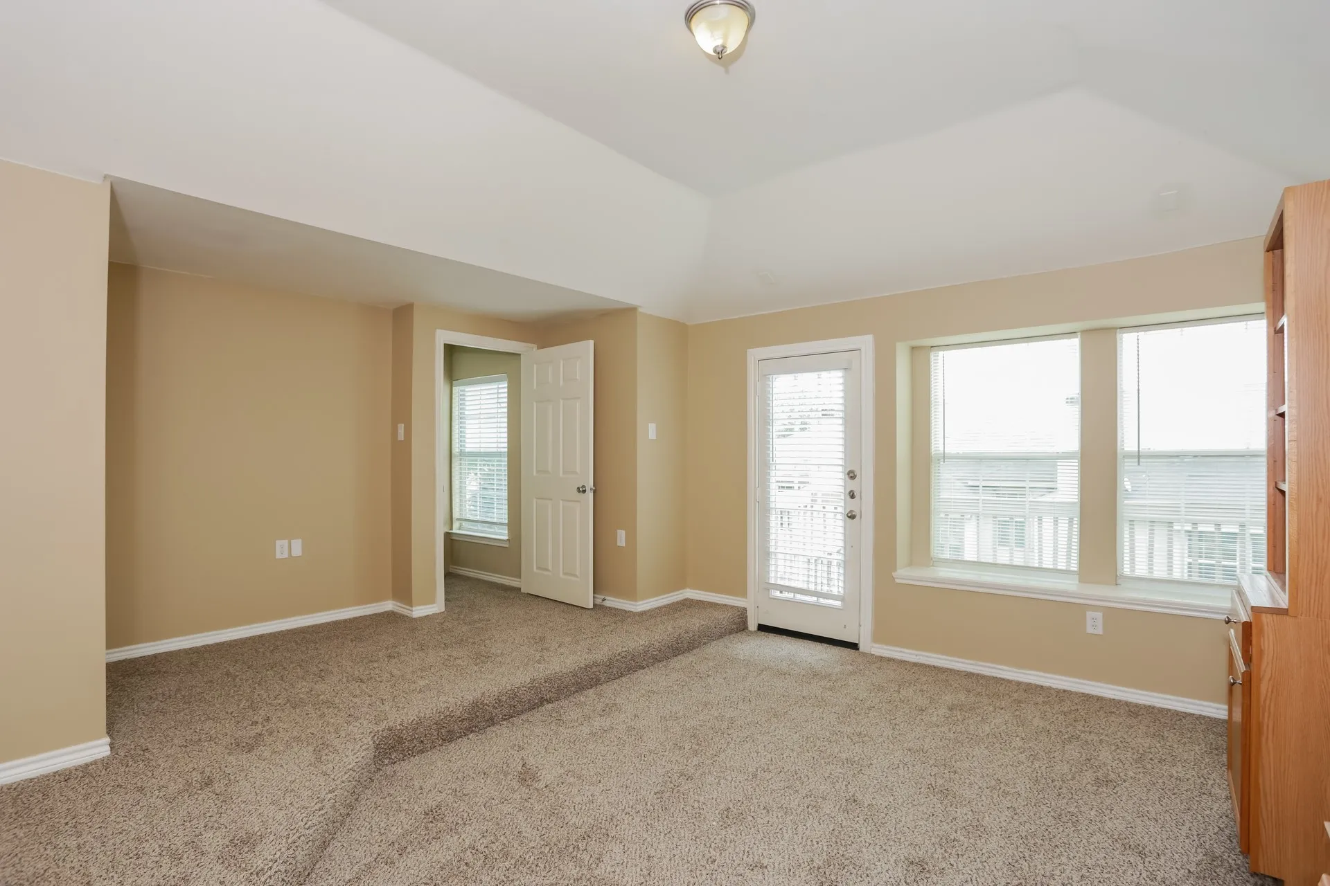 Single Family Residence For Rent in Tarrant County , 3966 Oceanside Drive, Euless, Texas 76040, 3 Bedroom, 3 Bathroom, 1 Garage spaces, 1,756 Sqft, built in 2004, mls#21409935, Real Estate Agent in Euless, Homes For Rent in Tarrant county, Homes For Rent in Euless, Realtor in Euless Texas, Real Estate Brokerage Independent Realty Texas, Luminita Cordes Realtor