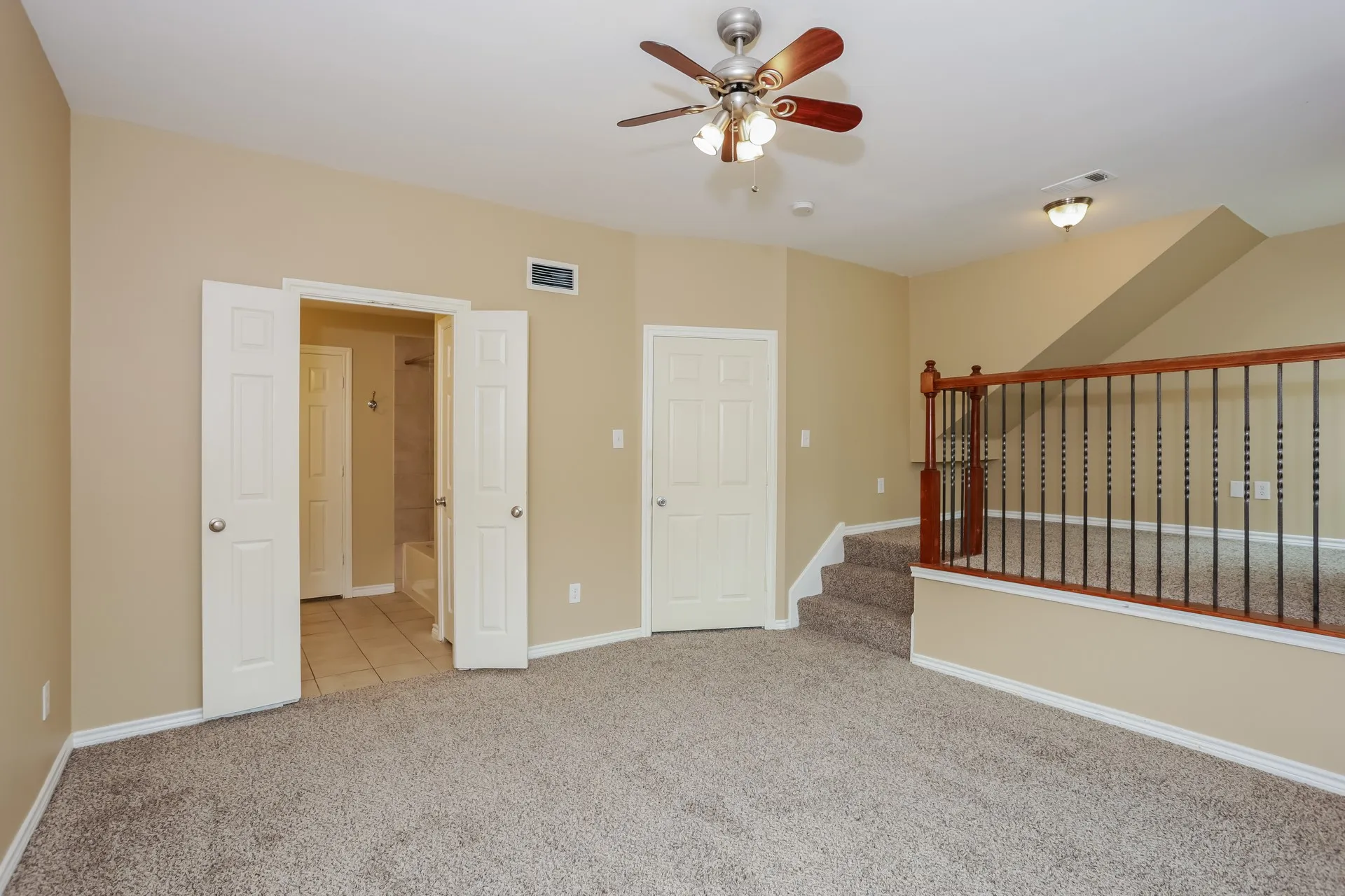 Single Family Residence For Rent in Tarrant County , 3966 Oceanside Drive, Euless, Texas 76040, 3 Bedroom, 3 Bathroom, 1 Garage spaces, 1,756 Sqft, built in 2004, mls#21409935, Real Estate Agent in Euless, Homes For Rent in Tarrant county, Homes For Rent in Euless, Realtor in Euless Texas, Real Estate Brokerage Independent Realty Texas, Luminita Cordes Realtor