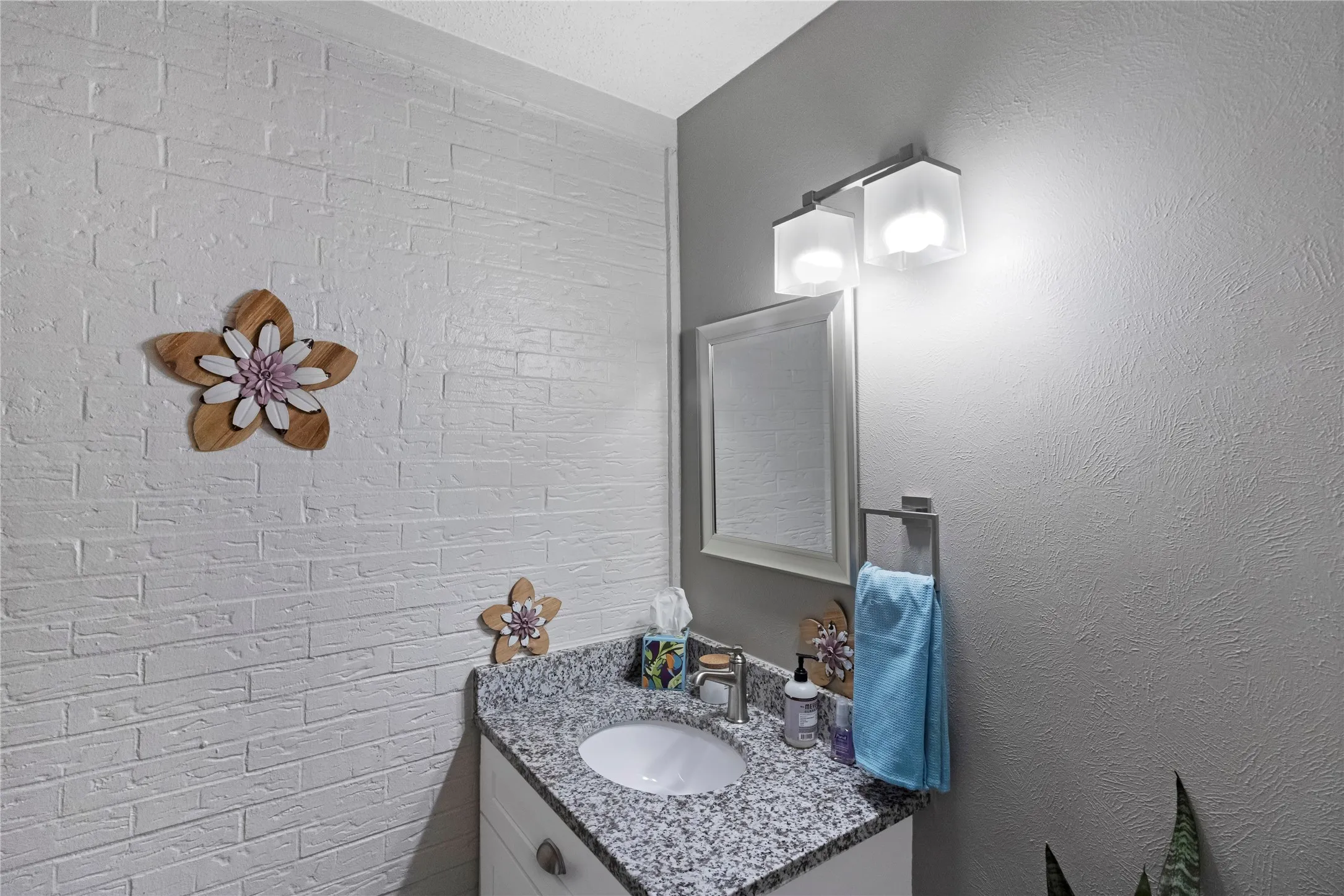 Townhouse For Sale in Dallas County , 2902 Country Place Circle, Carrollton, Texas 75006, 2 Bedroom, 3 Bathroom, 2 Garage spaces, 1,699 Sqft, built in 1972, mls#21408488, Real Estate Agent in Carrollton, Homes For Sale in Dallas county, Homes For Sale in Carrollton, Realtor in Carrollton Texas, Real Estate Brokerage Independent Realty Texas, Luminita Cordes Realtor