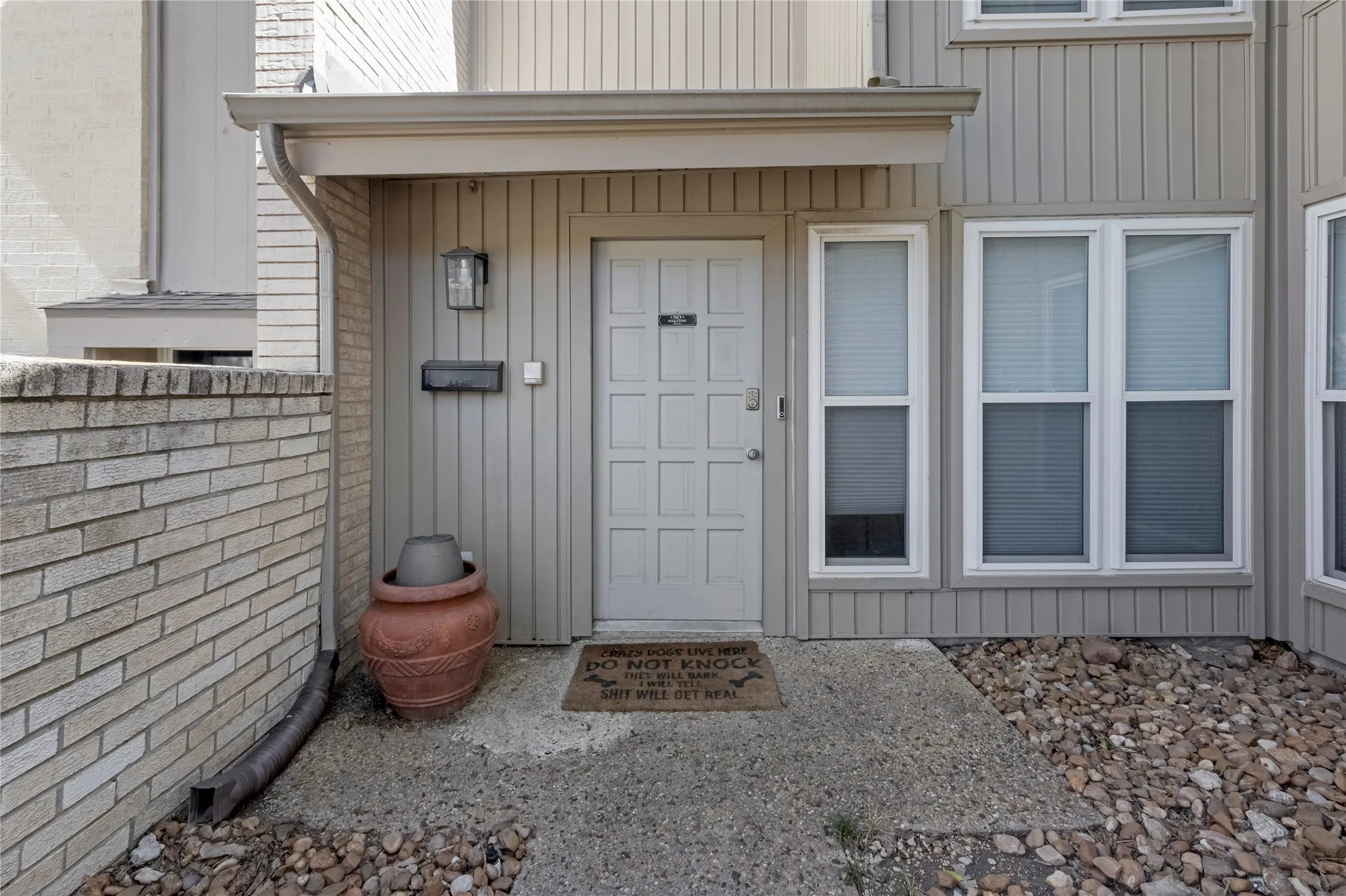 Townhouse For Sale in Dallas County , 2902 Country Place Circle, Carrollton, Texas 75006, 2 Bedroom, 3 Bathroom, 2 Garage spaces, 1,699 Sqft, built in 1972, mls#21408488, Real Estate Agent in Carrollton, Homes For Sale in Dallas county, Homes For Sale in Carrollton, Realtor in Carrollton Texas, Real Estate Brokerage Independent Realty Texas, Luminita Cordes Realtor