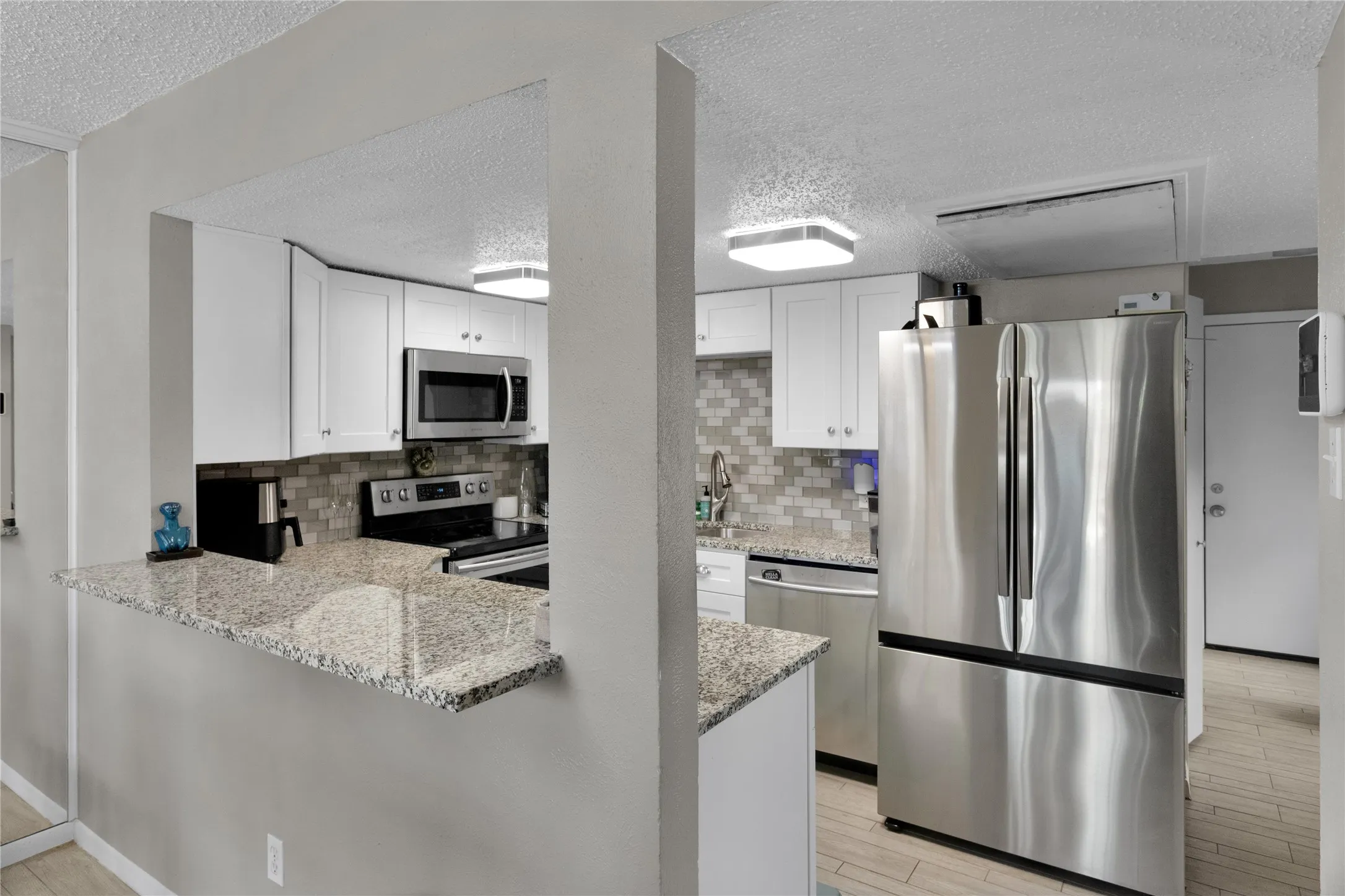 Townhouse For Sale in Dallas County , 2902 Country Place Circle, Carrollton, Texas 75006, 2 Bedroom, 3 Bathroom, 2 Garage spaces, 1,699 Sqft, built in 1972, mls#21408488, Real Estate Agent in Carrollton, Homes For Sale in Dallas county, Homes For Sale in Carrollton, Realtor in Carrollton Texas, Real Estate Brokerage Independent Realty Texas, Luminita Cordes Realtor