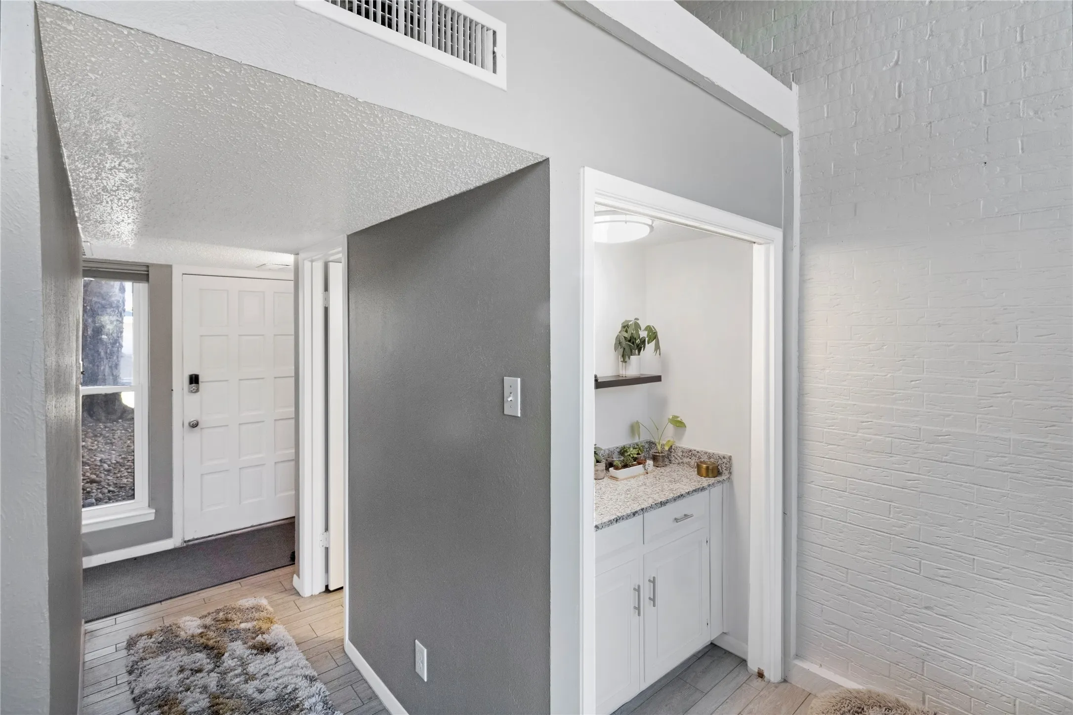 Townhouse For Sale in Dallas County , 2902 Country Place Circle, Carrollton, Texas 75006, 2 Bedroom, 3 Bathroom, 2 Garage spaces, 1,699 Sqft, built in 1972, mls#21408488, Real Estate Agent in Carrollton, Homes For Sale in Dallas county, Homes For Sale in Carrollton, Realtor in Carrollton Texas, Real Estate Brokerage Independent Realty Texas, Luminita Cordes Realtor