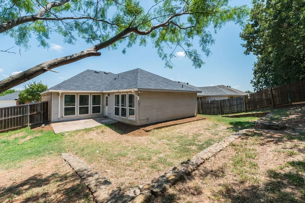 Single Family Residence For Rent in Johnson County , 912 Hidden Oaks Drive, Burleson, Texas 76028, 3 Bedroom, 2 Bathroom, 2 Garage spaces, 1,568 Sqft, built in 2008, mls#21394478, Real Estate Agent in Burleson, Homes For Rent in Johnson county, Homes For Rent in Burleson, Realtor in Burleson Texas, Real Estate Brokerage Independent Realty Texas, Luminita Cordes Realtor