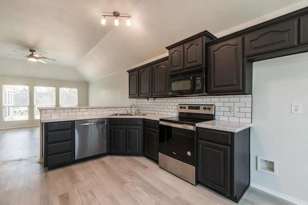Single Family Residence For Rent in Johnson County , 912 Hidden Oaks Drive, Burleson, Texas 76028, 3 Bedroom, 2 Bathroom, 2 Garage spaces, 1,568 Sqft, built in 2008, mls#21394478, Real Estate Agent in Burleson, Homes For Rent in Johnson county, Homes For Rent in Burleson, Realtor in Burleson Texas, Real Estate Brokerage Independent Realty Texas, Luminita Cordes Realtor