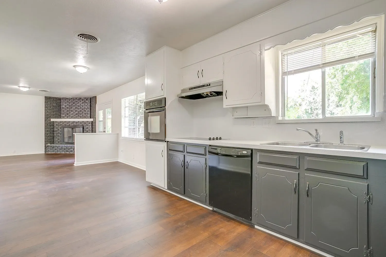 Single Family Residence For Rent in Johnson County , 128 SE Robert Street, Burleson, Texas 76028, 3 Bedroom, 2 Bathroom, 2 Garage spaces, 1,520 Sqft, built in 1961, mls#21409938, Real Estate Agent in Burleson, Homes For Rent in Johnson county, Homes For Rent in Burleson, Realtor in Burleson Texas, Real Estate Brokerage Independent Realty Texas, Luminita Cordes Realtor