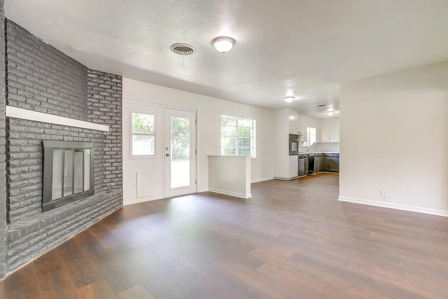 Single Family Residence For Rent in Johnson County , 128 SE Robert Street, Burleson, Texas 76028, 3 Bedroom, 2 Bathroom, 2 Garage spaces, 1,520 Sqft, built in 1961, mls#21409938, Real Estate Agent in Burleson, Homes For Rent in Johnson county, Homes For Rent in Burleson, Realtor in Burleson Texas, Real Estate Brokerage Independent Realty Texas, Luminita Cordes Realtor