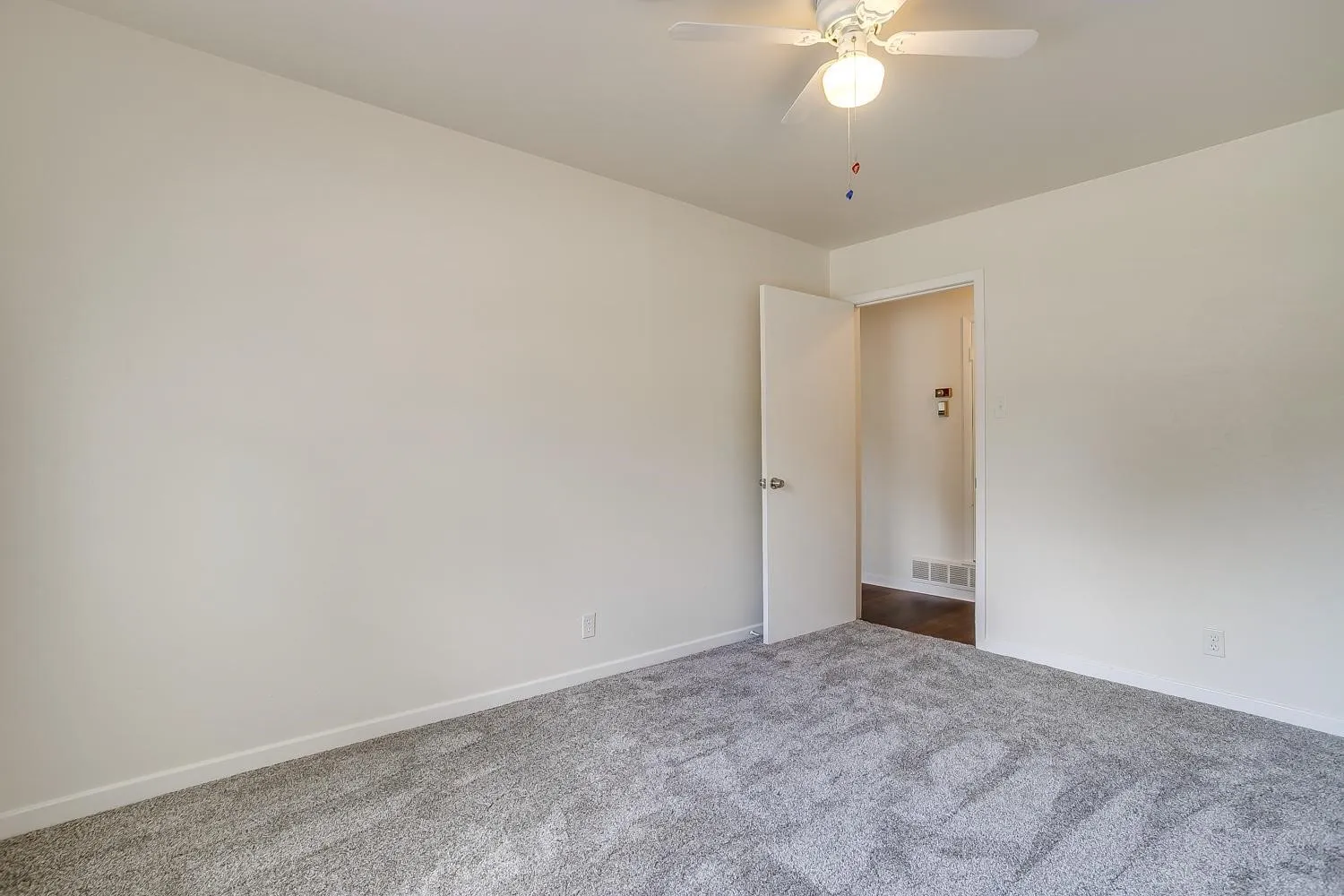 Single Family Residence For Rent in Johnson County , 128 SE Robert Street, Burleson, Texas 76028, 3 Bedroom, 2 Bathroom, 2 Garage spaces, 1,520 Sqft, built in 1961, mls#21409938, Real Estate Agent in Burleson, Homes For Rent in Johnson county, Homes For Rent in Burleson, Realtor in Burleson Texas, Real Estate Brokerage Independent Realty Texas, Luminita Cordes Realtor