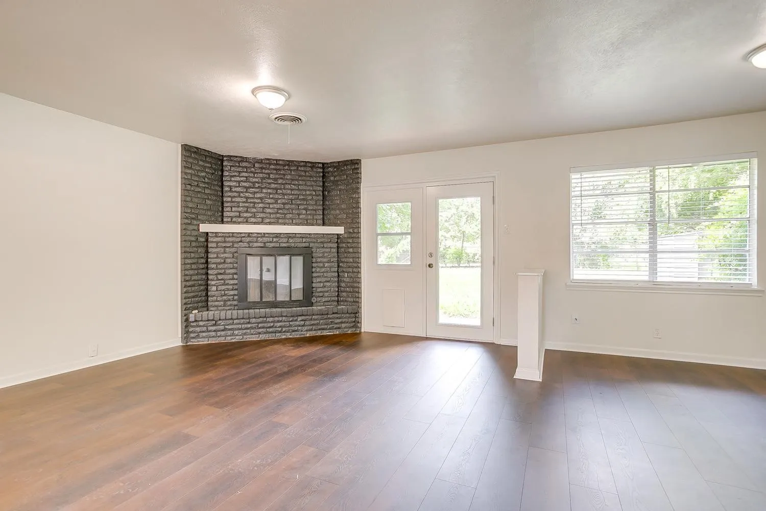 Single Family Residence For Rent in Johnson County , 128 SE Robert Street, Burleson, Texas 76028, 3 Bedroom, 2 Bathroom, 2 Garage spaces, 1,520 Sqft, built in 1961, mls#21409938, Real Estate Agent in Burleson, Homes For Rent in Johnson county, Homes For Rent in Burleson, Realtor in Burleson Texas, Real Estate Brokerage Independent Realty Texas, Luminita Cordes Realtor
