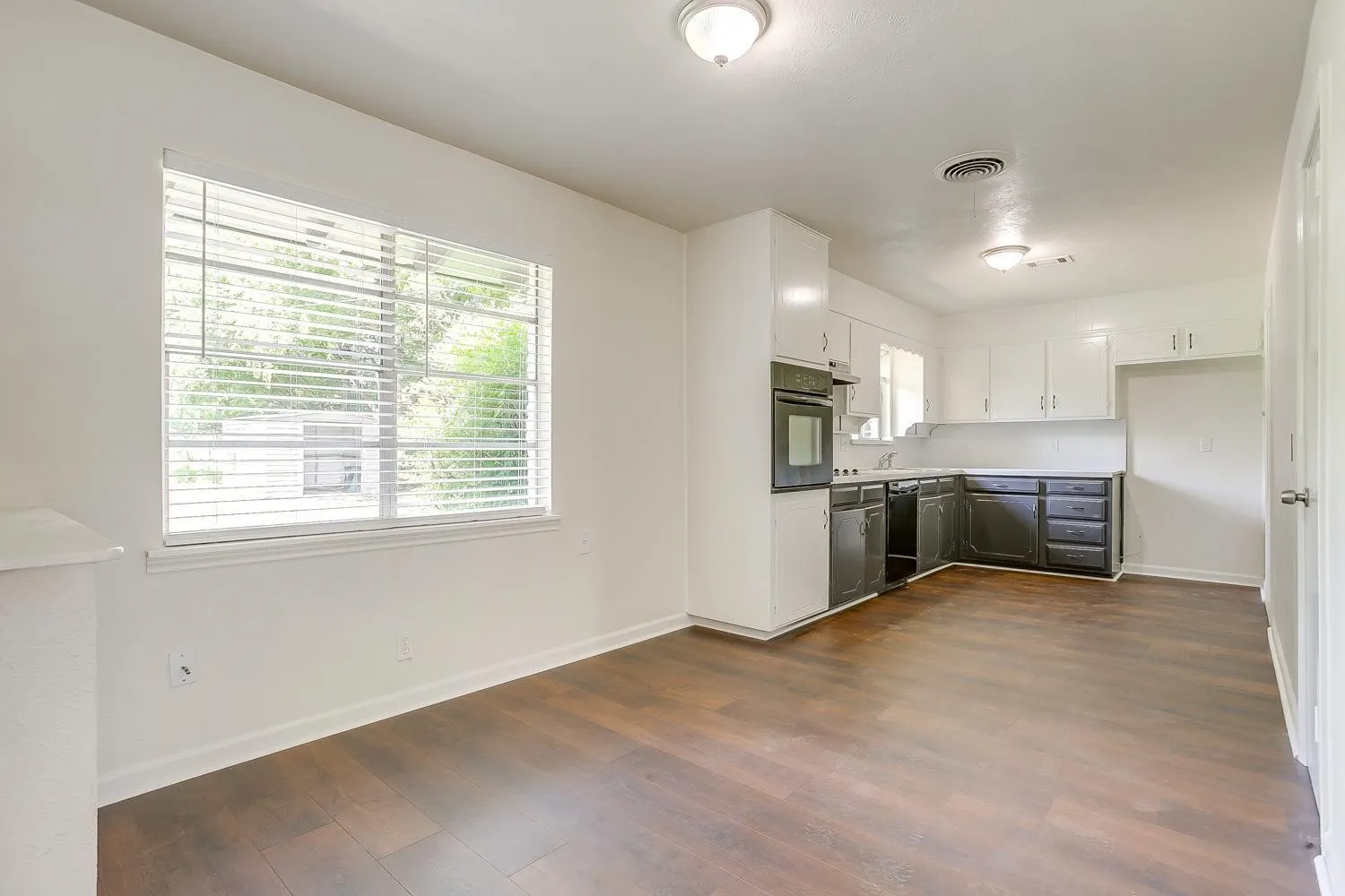 Single Family Residence For Rent in Johnson County , 128 SE Robert Street, Burleson, Texas 76028, 3 Bedroom, 2 Bathroom, 2 Garage spaces, 1,520 Sqft, built in 1961, mls#21409938, Real Estate Agent in Burleson, Homes For Rent in Johnson county, Homes For Rent in Burleson, Realtor in Burleson Texas, Real Estate Brokerage Independent Realty Texas, Luminita Cordes Realtor
