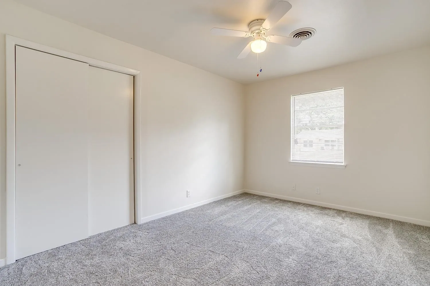 Single Family Residence For Rent in Johnson County , 128 SE Robert Street, Burleson, Texas 76028, 3 Bedroom, 2 Bathroom, 2 Garage spaces, 1,520 Sqft, built in 1961, mls#21409938, Real Estate Agent in Burleson, Homes For Rent in Johnson county, Homes For Rent in Burleson, Realtor in Burleson Texas, Real Estate Brokerage Independent Realty Texas, Luminita Cordes Realtor