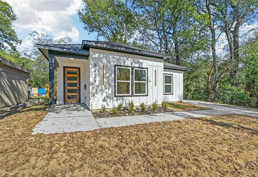 Single Family Residence For Rent in Dallas County , 5424 Bourquin Street, Dallas, Texas 75210, 4 Bedroom, 2 Bathroom, Garage spaces, 1,550 Sqft, built in 2025, mls#21409941, Real Estate Agent in Dallas, Homes For Rent in Dallas county, Homes For Rent in Dallas, Realtor in Dallas Texas, Real Estate Brokerage Independent Realty Texas, Luminita Cordes Realtor