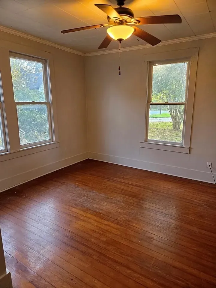 Single Family Residence For Rent in Red River (TX) County , 809 W 3rd Street, Clarksville, Texas 75426, 3 Bedroom, 1 Bathroom, Garage spaces, 1,257 Sqft, built in 1931, mls#21409930, Real Estate Agent in Clarksville, Homes For Rent in Red River (TX) county, Homes For Rent in Clarksville, Realtor in Clarksville Texas, Real Estate Brokerage Independent Realty Texas, Luminita Cordes Realtor