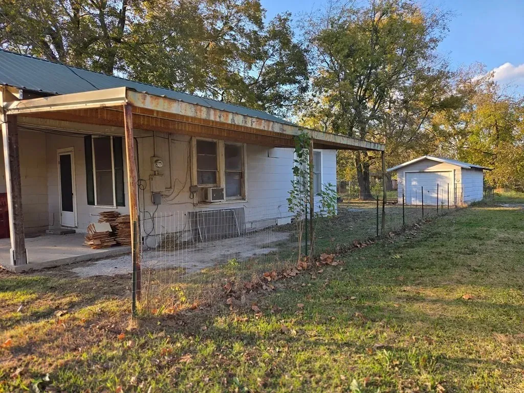 Single Family Residence For Rent in Red River (TX) County , 809 W 3rd Street, Clarksville, Texas 75426, 3 Bedroom, 1 Bathroom, Garage spaces, 1,257 Sqft, built in 1931, mls#21409930, Real Estate Agent in Clarksville, Homes For Rent in Red River (TX) county, Homes For Rent in Clarksville, Realtor in Clarksville Texas, Real Estate Brokerage Independent Realty Texas, Luminita Cordes Realtor