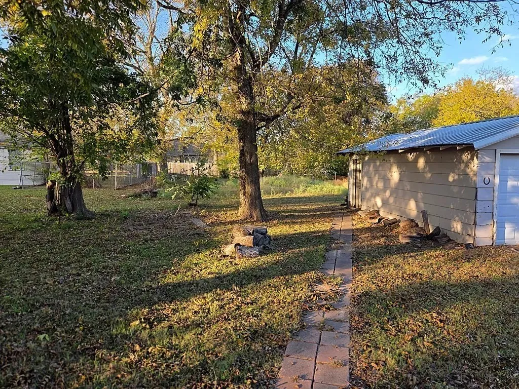 Single Family Residence For Rent in Red River (TX) County , 809 W 3rd Street, Clarksville, Texas 75426, 3 Bedroom, 1 Bathroom, Garage spaces, 1,257 Sqft, built in 1931, mls#21409930, Real Estate Agent in Clarksville, Homes For Rent in Red River (TX) county, Homes For Rent in Clarksville, Realtor in Clarksville Texas, Real Estate Brokerage Independent Realty Texas, Luminita Cordes Realtor