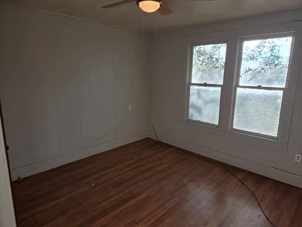 Single Family Residence For Rent in Red River (TX) County , 809 W 3rd Street, Clarksville, Texas 75426, 3 Bedroom, 1 Bathroom, Garage spaces, 1,257 Sqft, built in 1931, mls#21409930, Real Estate Agent in Clarksville, Homes For Rent in Red River (TX) county, Homes For Rent in Clarksville, Realtor in Clarksville Texas, Real Estate Brokerage Independent Realty Texas, Luminita Cordes Realtor