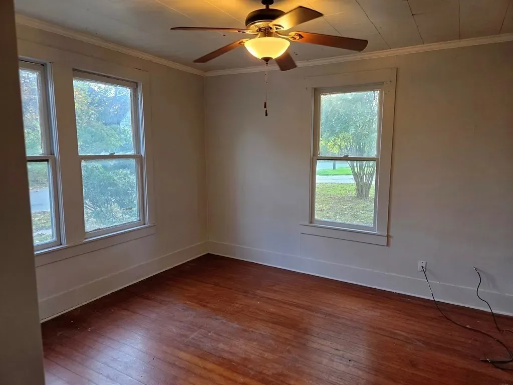 Single Family Residence For Rent in Red River (TX) County , 809 W 3rd Street, Clarksville, Texas 75426, 3 Bedroom, 1 Bathroom, Garage spaces, 1,257 Sqft, built in 1931, mls#21409930, Real Estate Agent in Clarksville, Homes For Rent in Red River (TX) county, Homes For Rent in Clarksville, Realtor in Clarksville Texas, Real Estate Brokerage Independent Realty Texas, Luminita Cordes Realtor