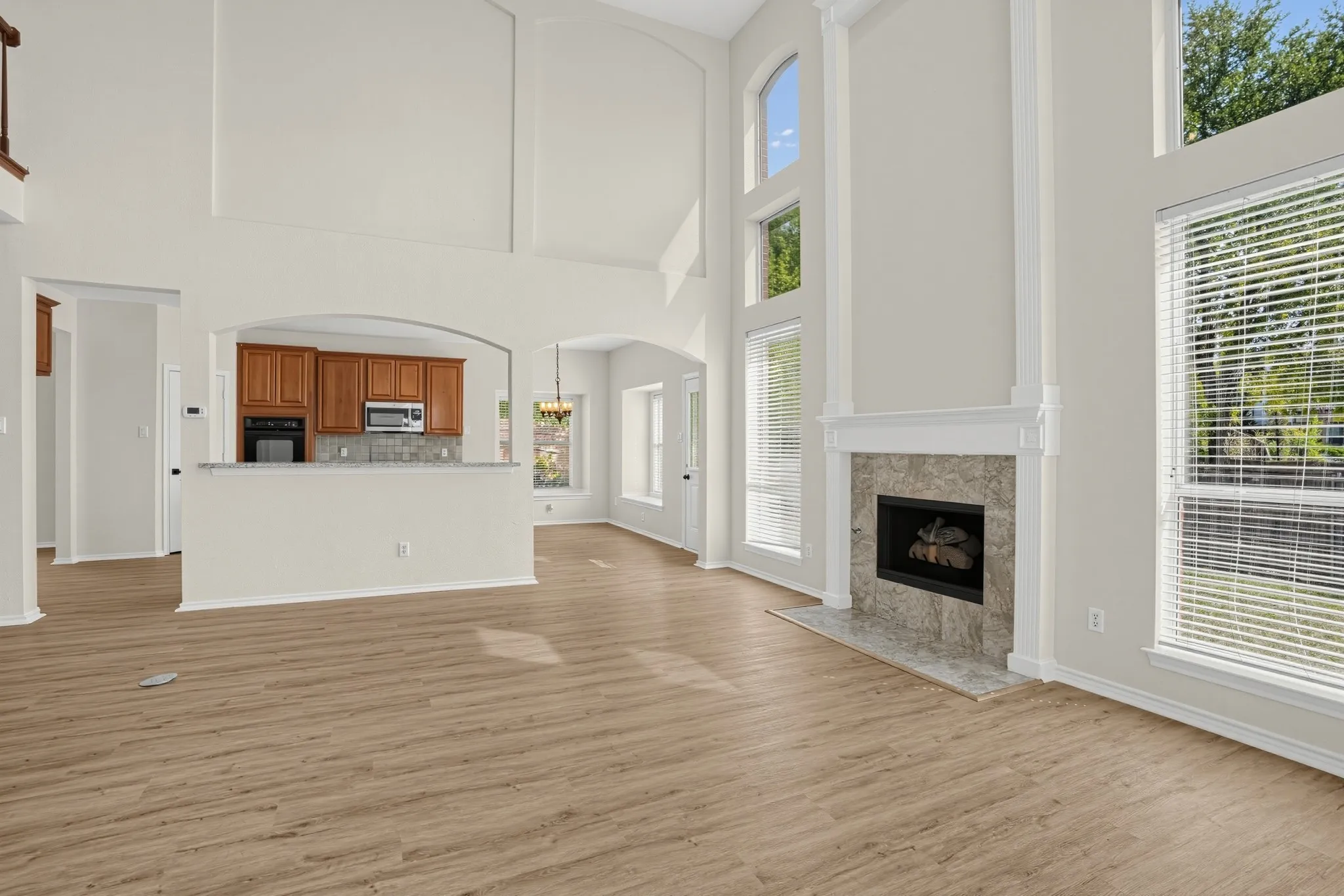 Single Family Residence For Sale in Dallas County , 6408 Canyon Lake Drive, Dallas, Texas 75249, 4 Bedroom, 4 Bathroom, 2 Garage spaces, 3,339 Sqft, built in 2001, mls#21409948, Real Estate Agent in Dallas, Homes For Sale in Dallas county, Homes For Sale in Dallas, Realtor in Dallas Texas, Real Estate Brokerage Independent Realty Texas, Luminita Cordes Realtor