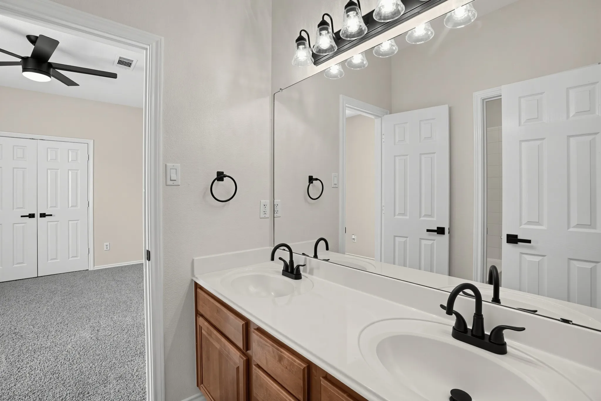Single Family Residence For Sale in Dallas County , 6408 Canyon Lake Drive, Dallas, Texas 75249, 4 Bedroom, 4 Bathroom, 2 Garage spaces, 3,339 Sqft, built in 2001, mls#21409948, Real Estate Agent in Dallas, Homes For Sale in Dallas county, Homes For Sale in Dallas, Realtor in Dallas Texas, Real Estate Brokerage Independent Realty Texas, Luminita Cordes Realtor