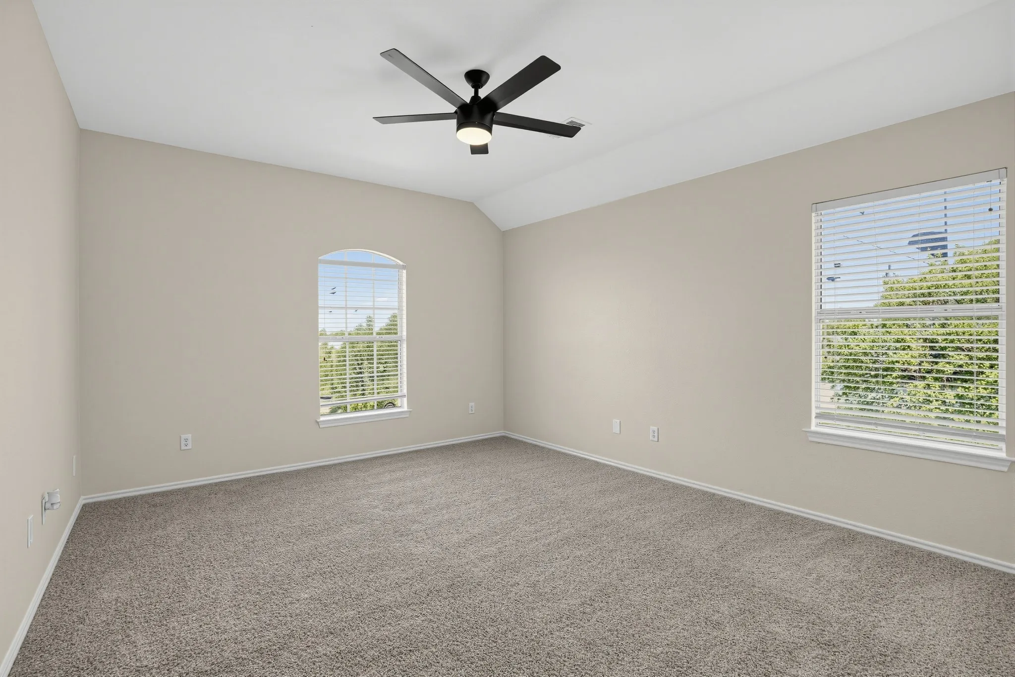 Single Family Residence For Sale in Dallas County , 6408 Canyon Lake Drive, Dallas, Texas 75249, 4 Bedroom, 4 Bathroom, 2 Garage spaces, 3,339 Sqft, built in 2001, mls#21409948, Real Estate Agent in Dallas, Homes For Sale in Dallas county, Homes For Sale in Dallas, Realtor in Dallas Texas, Real Estate Brokerage Independent Realty Texas, Luminita Cordes Realtor