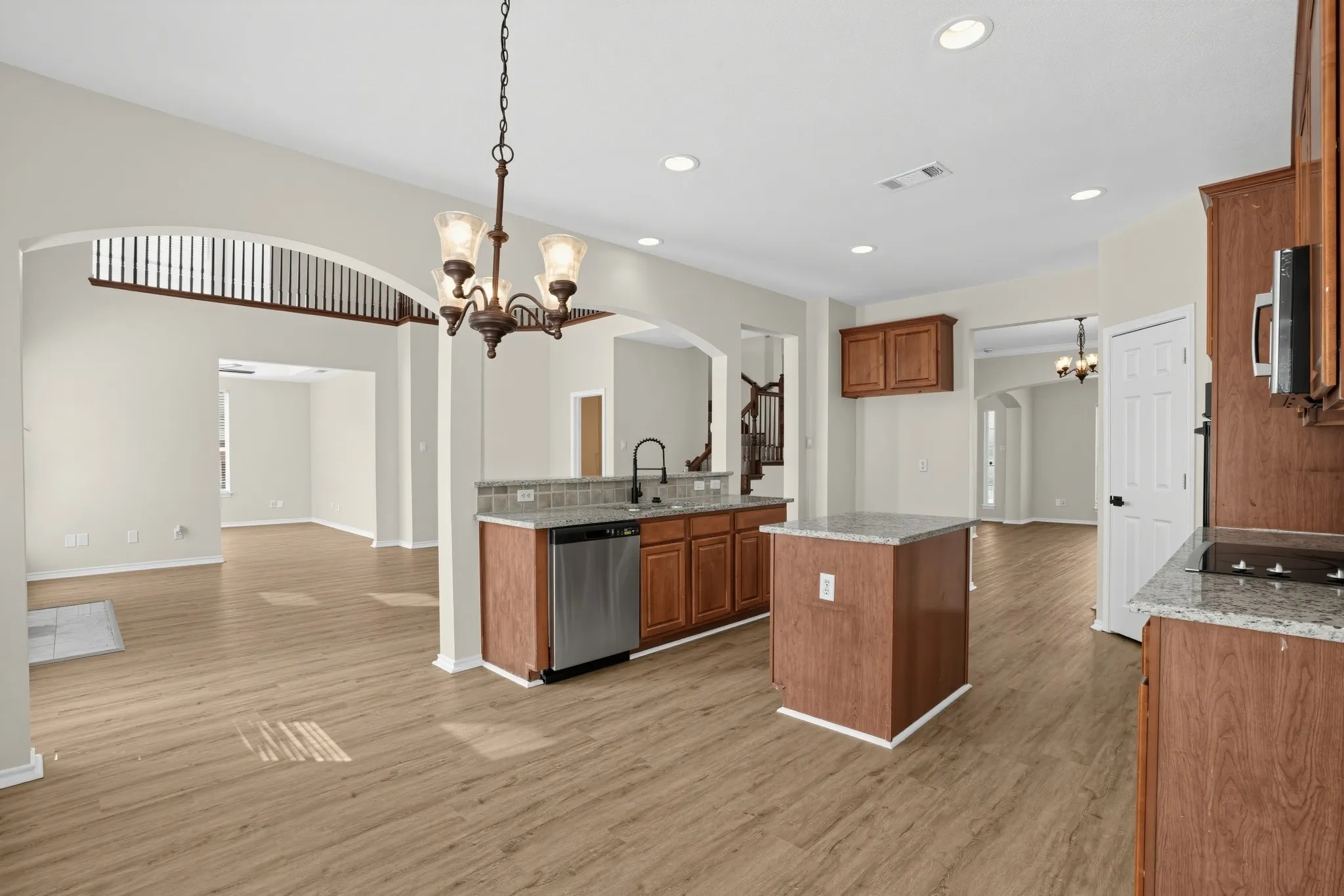 Single Family Residence For Sale in Dallas County , 6408 Canyon Lake Drive, Dallas, Texas 75249, 4 Bedroom, 4 Bathroom, 2 Garage spaces, 3,339 Sqft, built in 2001, mls#21409948, Real Estate Agent in Dallas, Homes For Sale in Dallas county, Homes For Sale in Dallas, Realtor in Dallas Texas, Real Estate Brokerage Independent Realty Texas, Luminita Cordes Realtor
