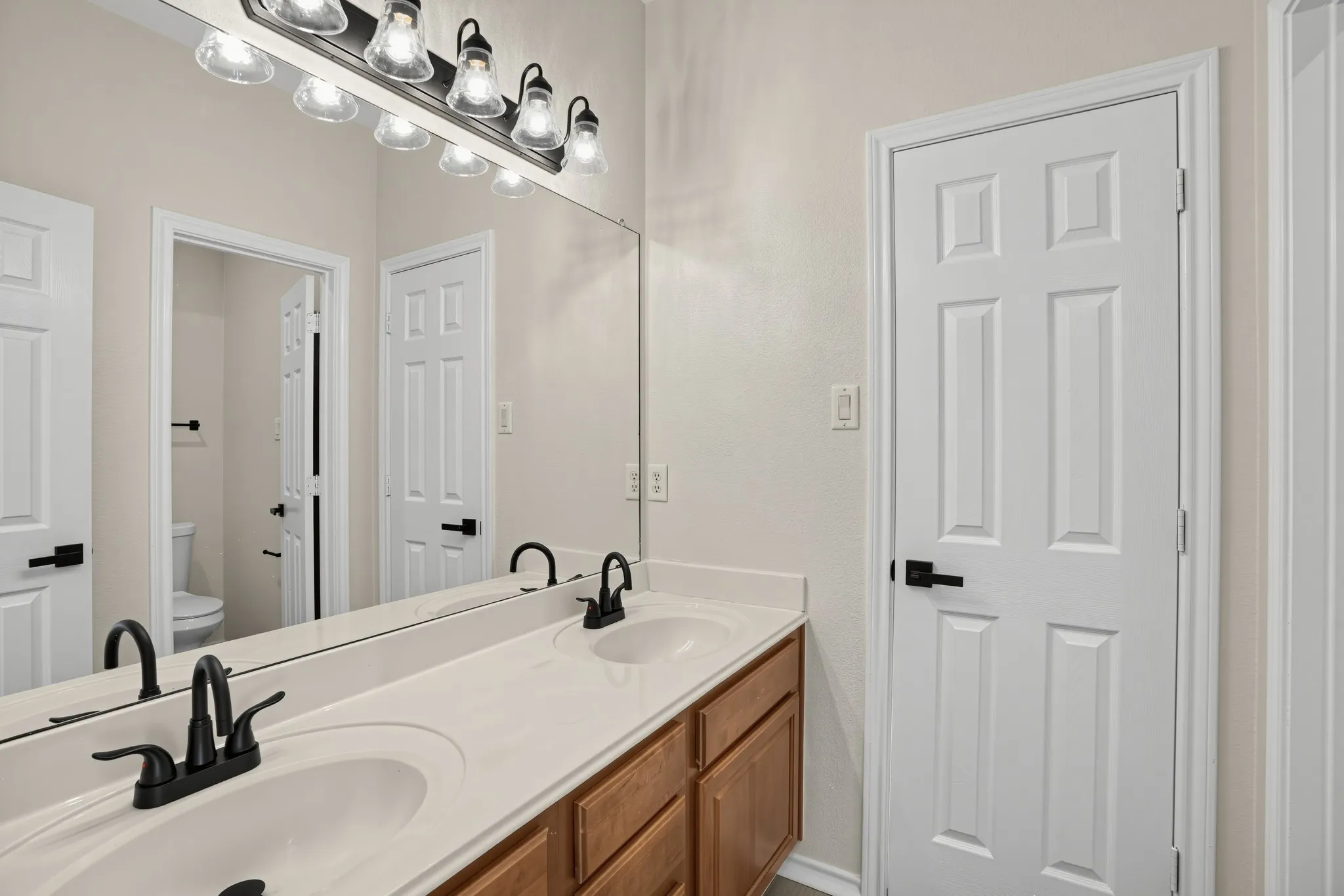 Single Family Residence For Sale in Dallas County , 6408 Canyon Lake Drive, Dallas, Texas 75249, 4 Bedroom, 4 Bathroom, 2 Garage spaces, 3,339 Sqft, built in 2001, mls#21409948, Real Estate Agent in Dallas, Homes For Sale in Dallas county, Homes For Sale in Dallas, Realtor in Dallas Texas, Real Estate Brokerage Independent Realty Texas, Luminita Cordes Realtor