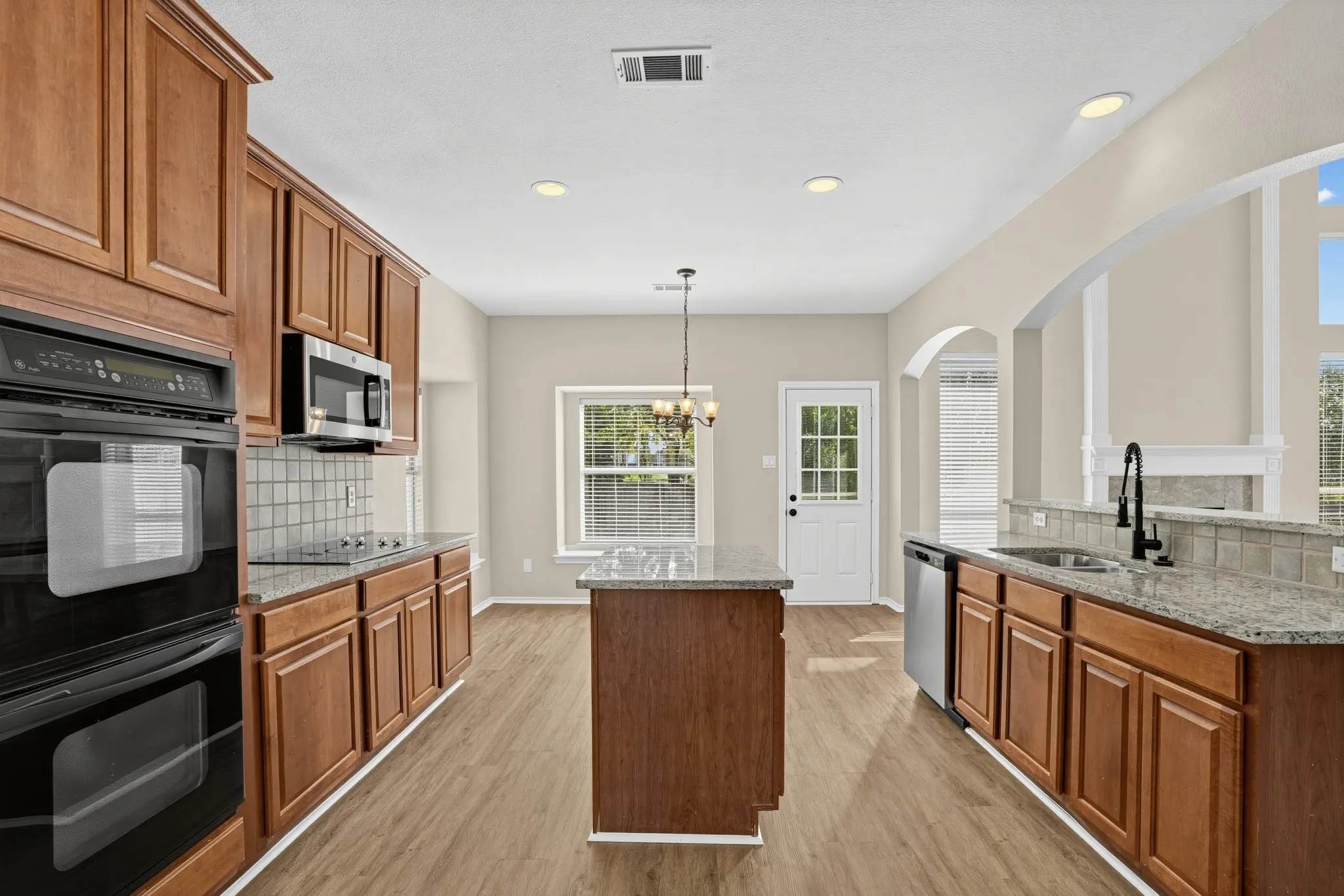 Single Family Residence For Sale in Dallas County , 6408 Canyon Lake Drive, Dallas, Texas 75249, 4 Bedroom, 4 Bathroom, 2 Garage spaces, 3,339 Sqft, built in 2001, mls#21409948, Real Estate Agent in Dallas, Homes For Sale in Dallas county, Homes For Sale in Dallas, Realtor in Dallas Texas, Real Estate Brokerage Independent Realty Texas, Luminita Cordes Realtor