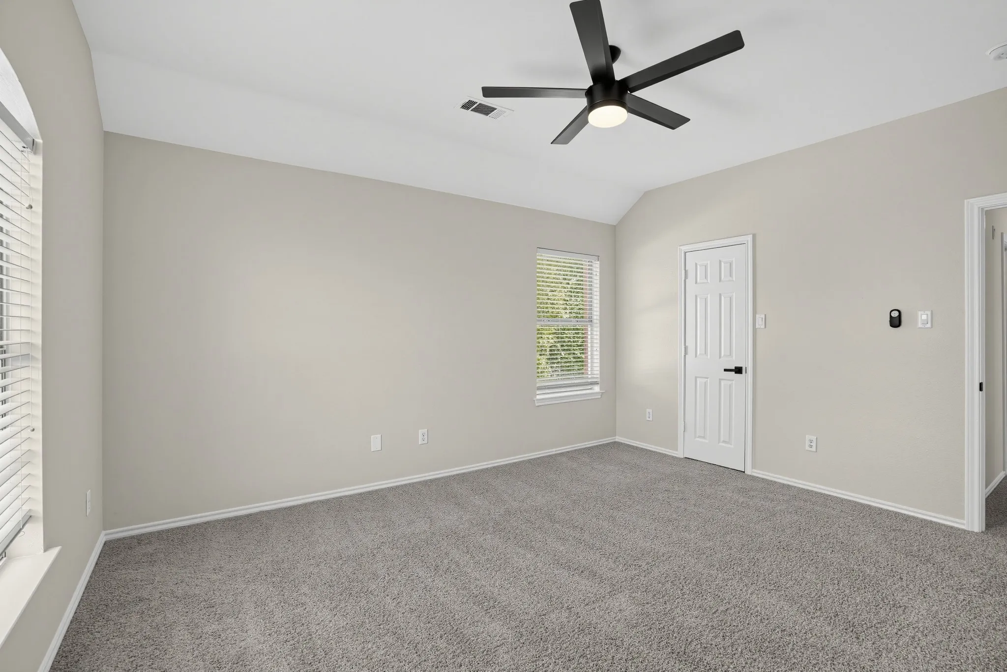 Single Family Residence For Sale in Dallas County , 6408 Canyon Lake Drive, Dallas, Texas 75249, 4 Bedroom, 4 Bathroom, 2 Garage spaces, 3,339 Sqft, built in 2001, mls#21409948, Real Estate Agent in Dallas, Homes For Sale in Dallas county, Homes For Sale in Dallas, Realtor in Dallas Texas, Real Estate Brokerage Independent Realty Texas, Luminita Cordes Realtor