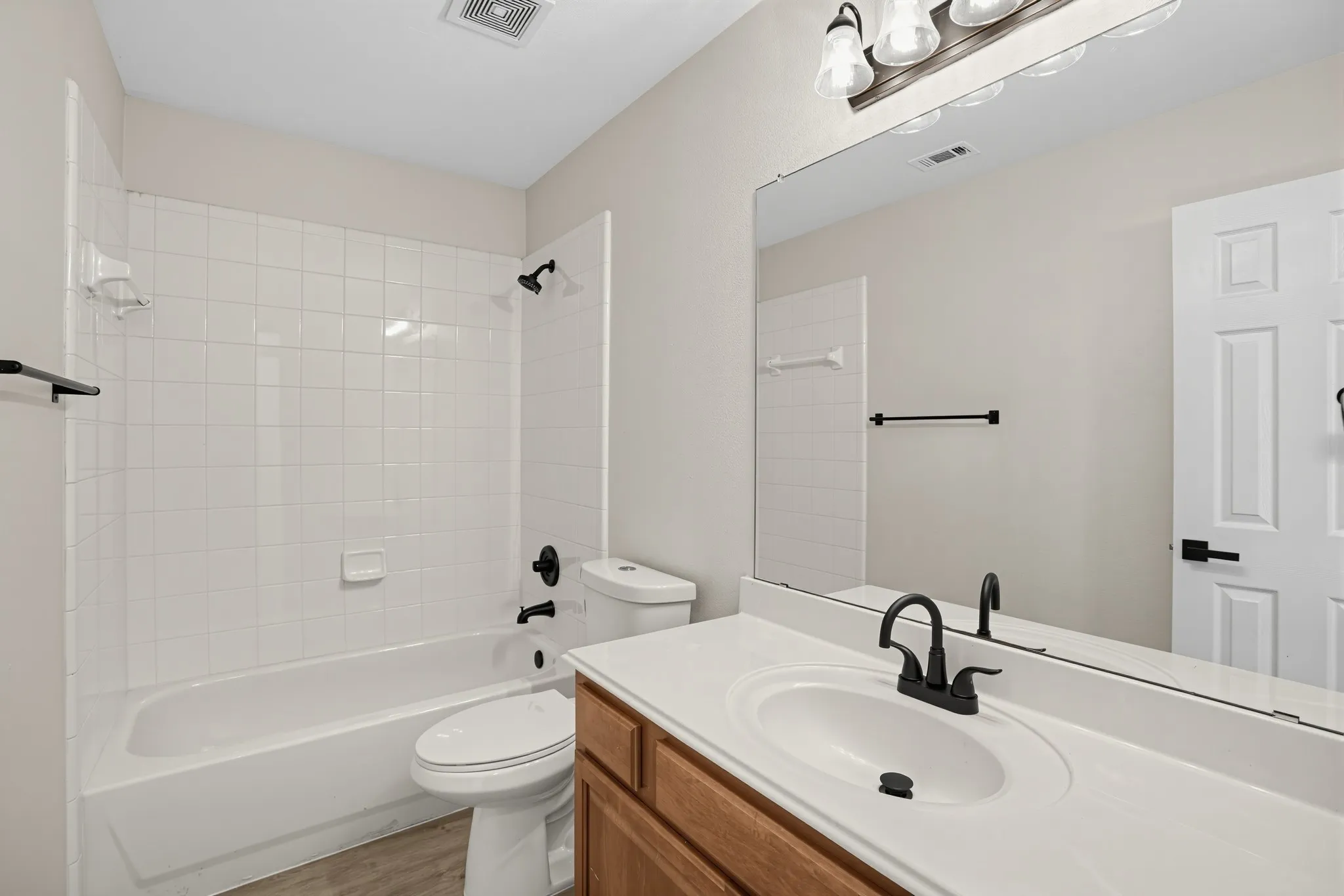 Single Family Residence For Sale in Dallas County , 6408 Canyon Lake Drive, Dallas, Texas 75249, 4 Bedroom, 4 Bathroom, 2 Garage spaces, 3,339 Sqft, built in 2001, mls#21409948, Real Estate Agent in Dallas, Homes For Sale in Dallas county, Homes For Sale in Dallas, Realtor in Dallas Texas, Real Estate Brokerage Independent Realty Texas, Luminita Cordes Realtor