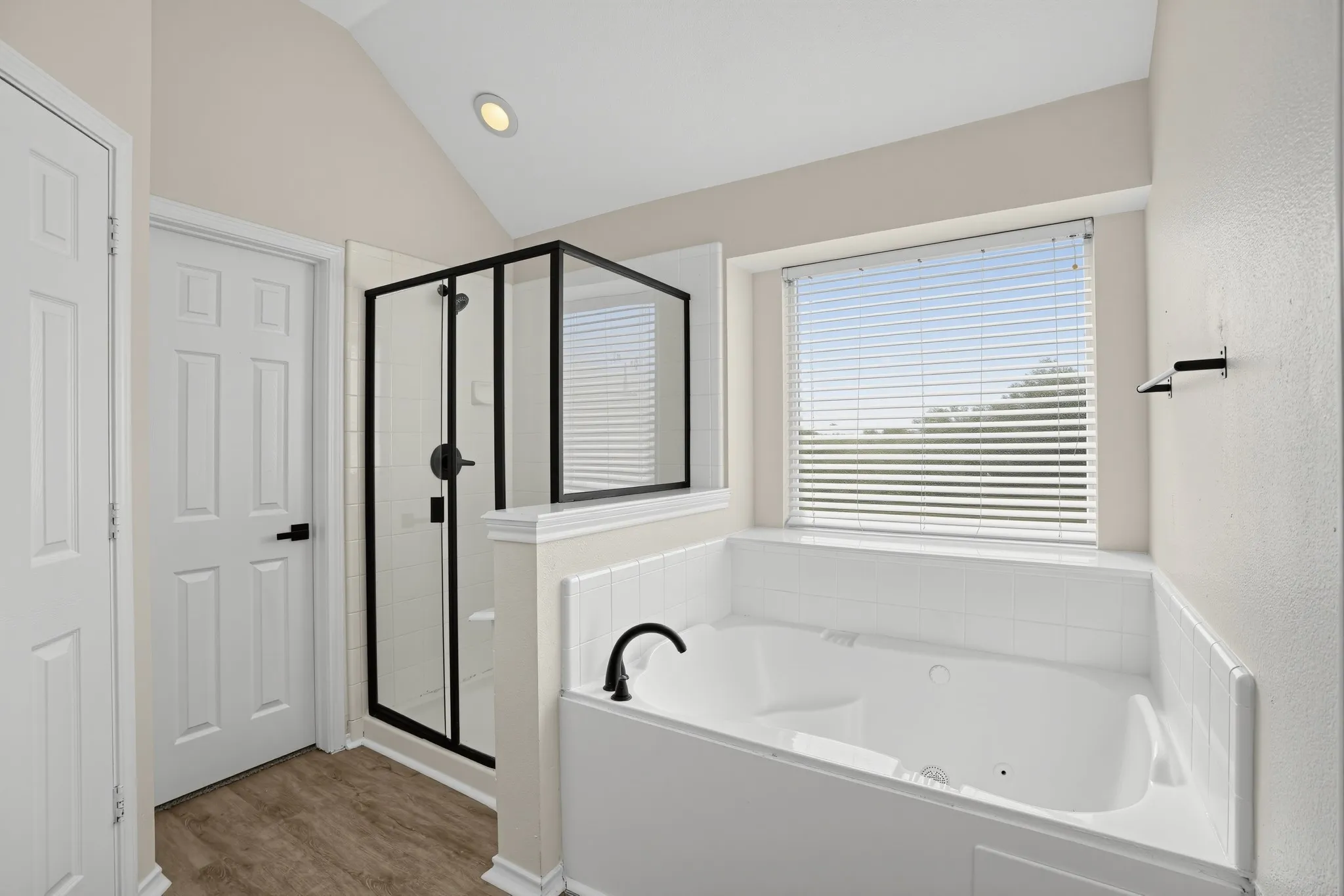 Single Family Residence For Sale in Dallas County , 6408 Canyon Lake Drive, Dallas, Texas 75249, 4 Bedroom, 4 Bathroom, 2 Garage spaces, 3,339 Sqft, built in 2001, mls#21409948, Real Estate Agent in Dallas, Homes For Sale in Dallas county, Homes For Sale in Dallas, Realtor in Dallas Texas, Real Estate Brokerage Independent Realty Texas, Luminita Cordes Realtor