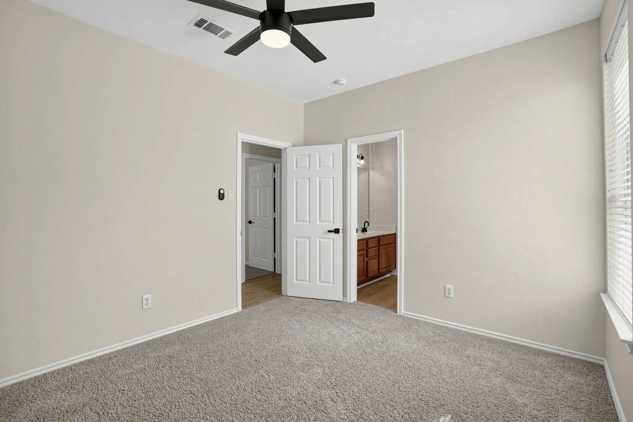 Single Family Residence For Sale in Dallas County , 6408 Canyon Lake Drive, Dallas, Texas 75249, 4 Bedroom, 4 Bathroom, 2 Garage spaces, 3,339 Sqft, built in 2001, mls#21409948, Real Estate Agent in Dallas, Homes For Sale in Dallas county, Homes For Sale in Dallas, Realtor in Dallas Texas, Real Estate Brokerage Independent Realty Texas, Luminita Cordes Realtor
