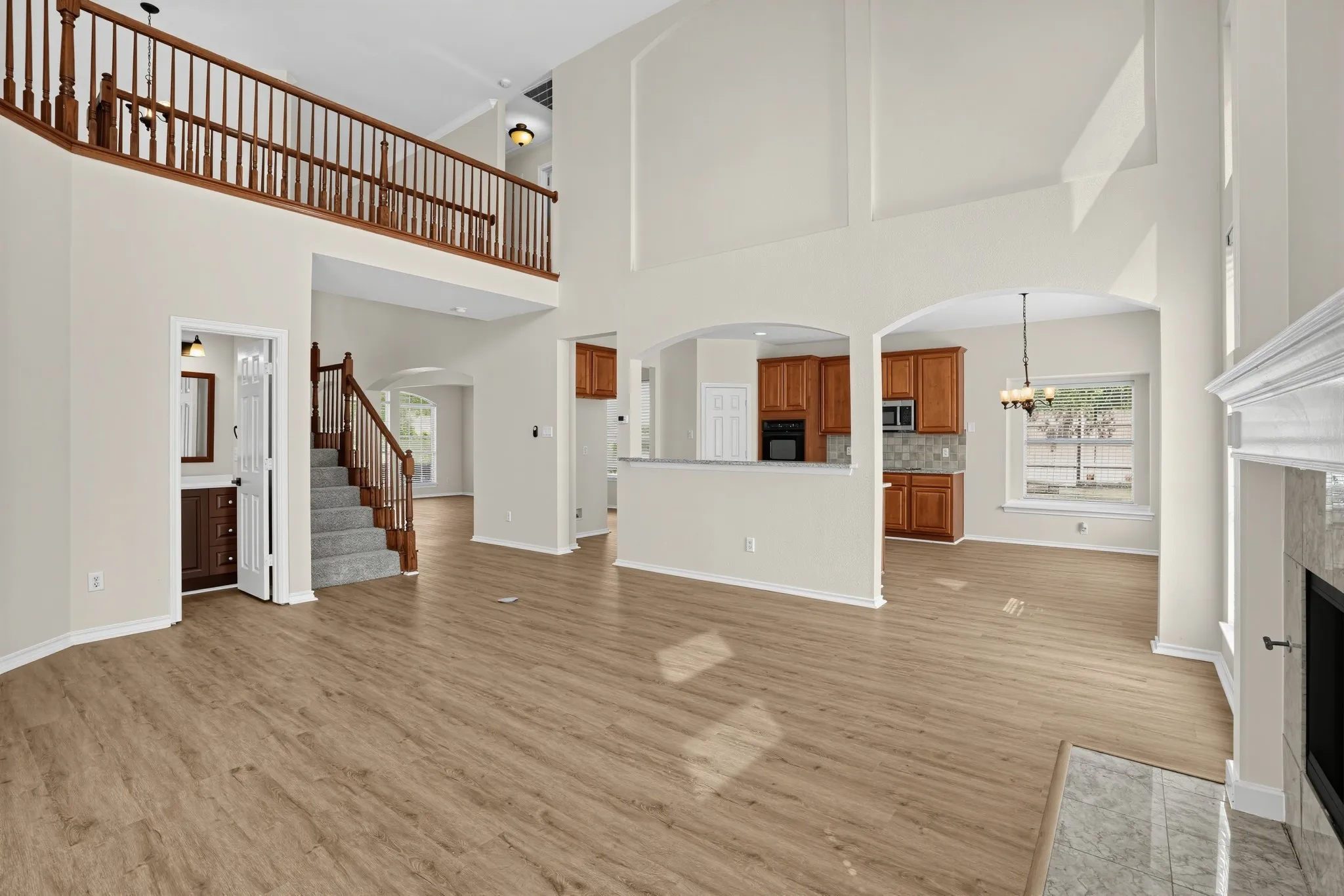 Single Family Residence For Sale in Dallas County , 6408 Canyon Lake Drive, Dallas, Texas 75249, 4 Bedroom, 4 Bathroom, 2 Garage spaces, 3,339 Sqft, built in 2001, mls#21409948, Real Estate Agent in Dallas, Homes For Sale in Dallas county, Homes For Sale in Dallas, Realtor in Dallas Texas, Real Estate Brokerage Independent Realty Texas, Luminita Cordes Realtor
