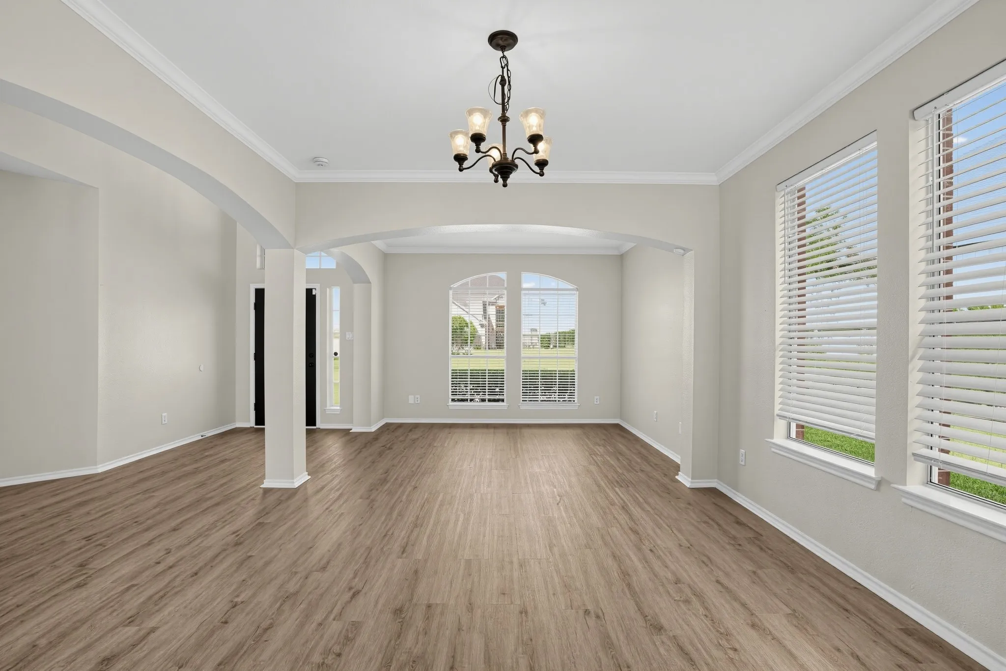 Single Family Residence For Sale in Dallas County , 6408 Canyon Lake Drive, Dallas, Texas 75249, 4 Bedroom, 4 Bathroom, 2 Garage spaces, 3,339 Sqft, built in 2001, mls#21409948, Real Estate Agent in Dallas, Homes For Sale in Dallas county, Homes For Sale in Dallas, Realtor in Dallas Texas, Real Estate Brokerage Independent Realty Texas, Luminita Cordes Realtor