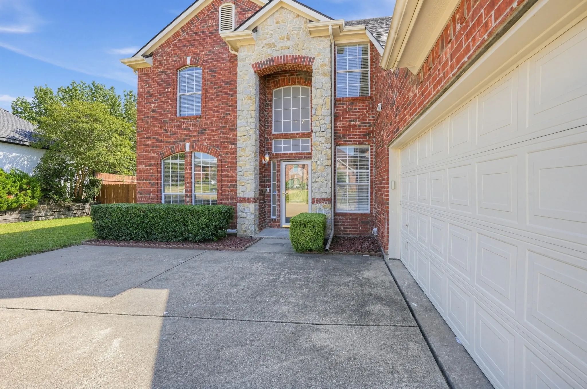 Single Family Residence For Sale in Dallas County , 6408 Canyon Lake Drive, Dallas, Texas 75249, 4 Bedroom, 4 Bathroom, 2 Garage spaces, 3,339 Sqft, built in 2001, mls#21409948, Real Estate Agent in Dallas, Homes For Sale in Dallas county, Homes For Sale in Dallas, Realtor in Dallas Texas, Real Estate Brokerage Independent Realty Texas, Luminita Cordes Realtor