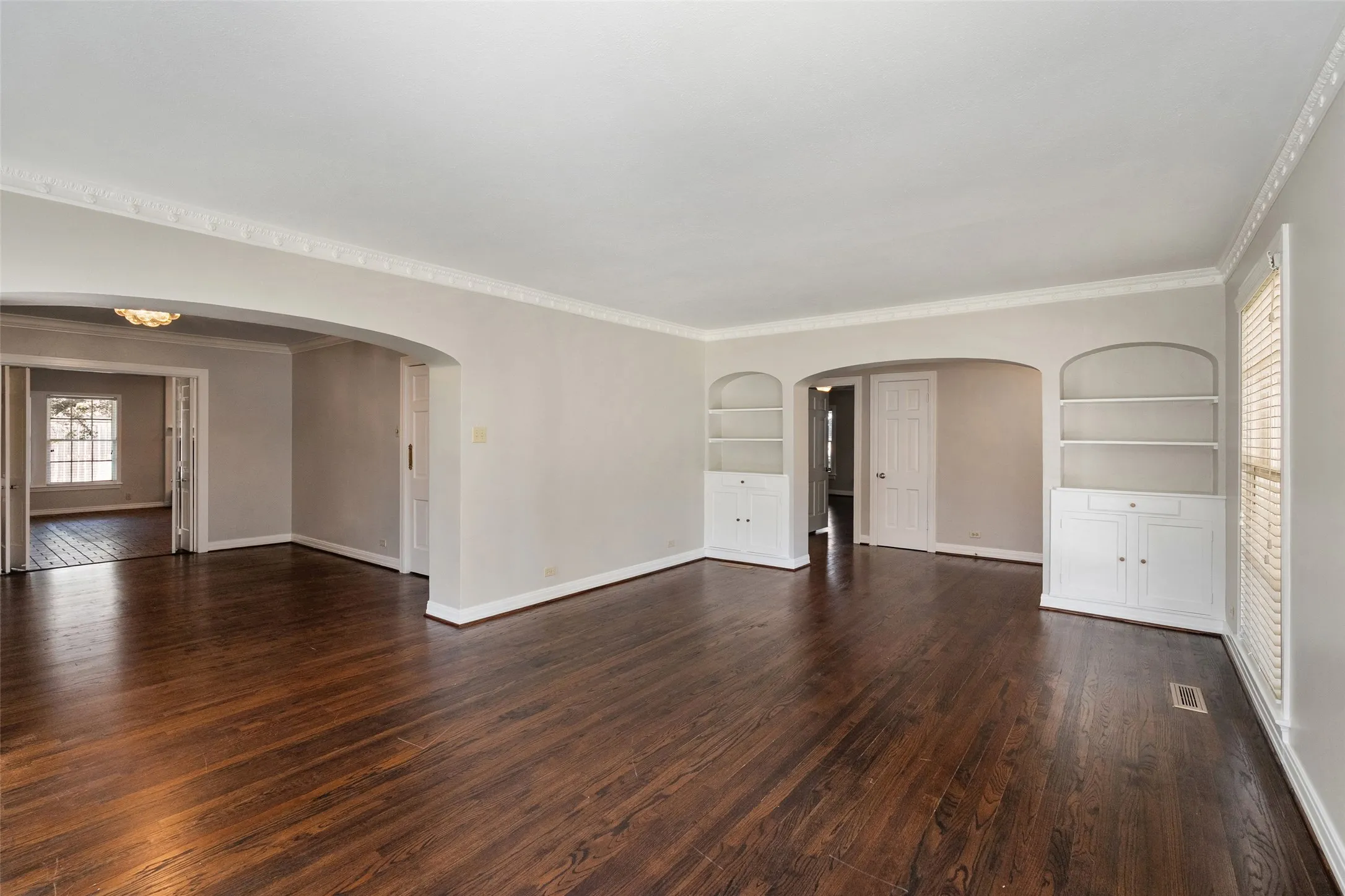 Single Family Residence For Rent in Dallas County , 4236 Amherst Avenue, University Park, Texas 75225, 5 Bedroom, 4 Bathroom, Garage spaces, 3,192 Sqft, built in 1939, mls#21407996, Real Estate Agent in University Park, Homes For Rent in Dallas county, Homes For Rent in University Park, Realtor in University Park Texas, Real Estate Brokerage Independent Realty Texas, Luminita Cordes Realtor