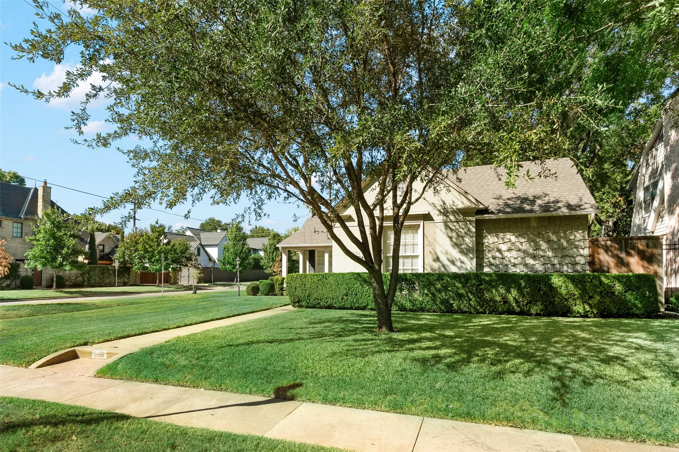 Single Family Residence For Rent in Dallas County , 4236 Amherst Avenue, University Park, Texas 75225, 5 Bedroom, 4 Bathroom, Garage spaces, 3,192 Sqft, built in 1939, mls#21407996, Real Estate Agent in University Park, Homes For Rent in Dallas county, Homes For Rent in University Park, Realtor in University Park Texas, Real Estate Brokerage Independent Realty Texas, Luminita Cordes Realtor
