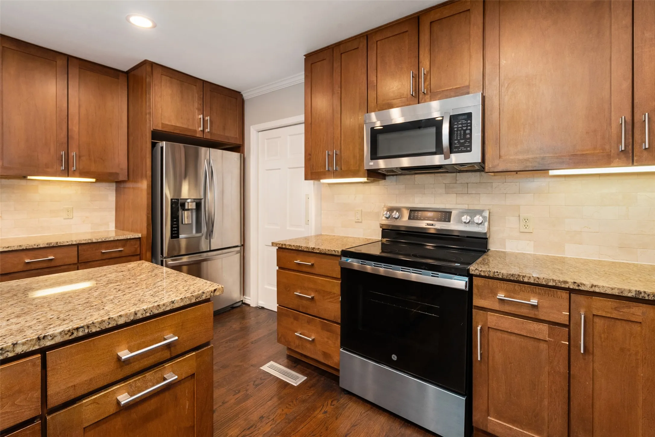 Single Family Residence For Rent in Dallas County , 4236 Amherst Avenue, University Park, Texas 75225, 5 Bedroom, 4 Bathroom, Garage spaces, 3,192 Sqft, built in 1939, mls#21407996, Real Estate Agent in University Park, Homes For Rent in Dallas county, Homes For Rent in University Park, Realtor in University Park Texas, Real Estate Brokerage Independent Realty Texas, Luminita Cordes Realtor