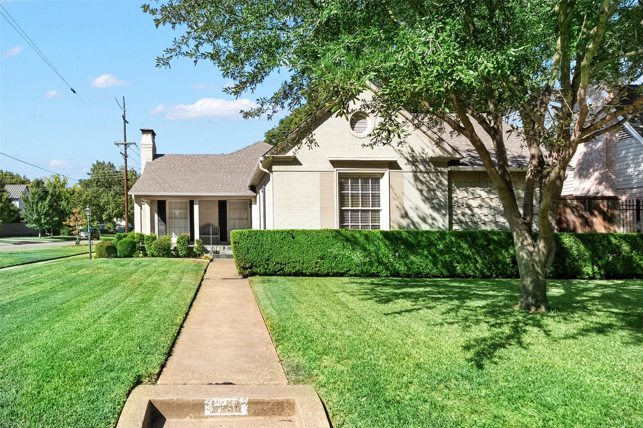 Single Family Residence For Rent in Dallas County , 4236 Amherst Avenue, University Park, Texas 75225, 5 Bedroom, 4 Bathroom, Garage spaces, 3,192 Sqft, built in 1939, mls#21407996, Real Estate Agent in University Park, Homes For Rent in Dallas county, Homes For Rent in University Park, Realtor in University Park Texas, Real Estate Brokerage Independent Realty Texas, Luminita Cordes Realtor