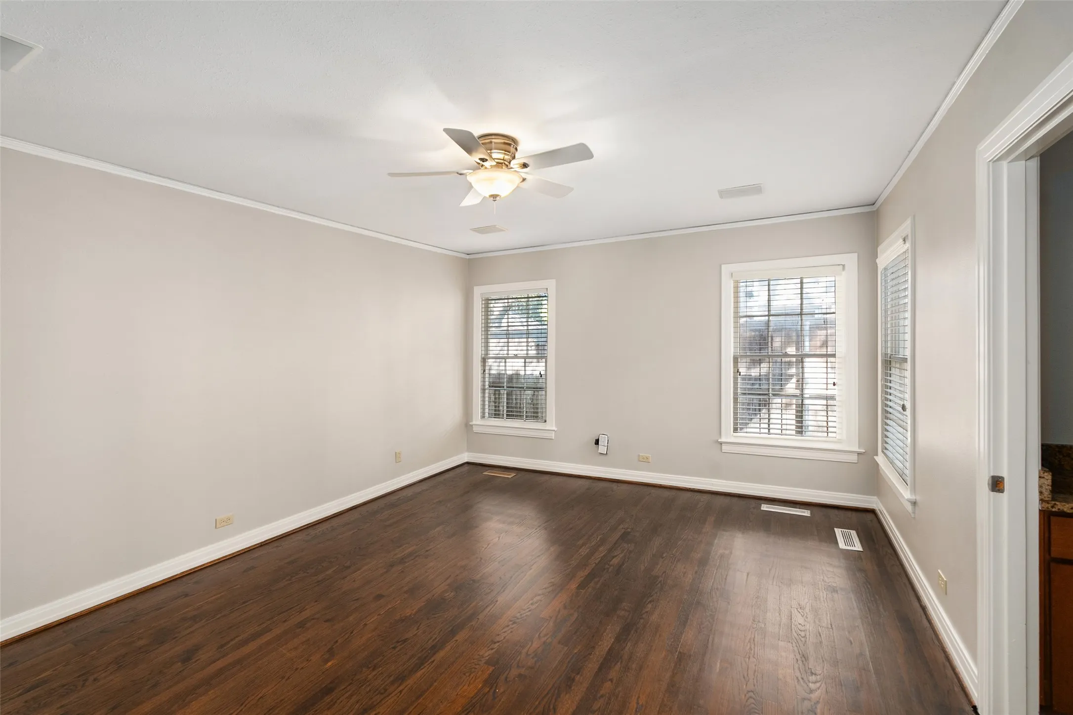 Single Family Residence For Rent in Dallas County , 4236 Amherst Avenue, University Park, Texas 75225, 5 Bedroom, 4 Bathroom, Garage spaces, 3,192 Sqft, built in 1939, mls#21407996, Real Estate Agent in University Park, Homes For Rent in Dallas county, Homes For Rent in University Park, Realtor in University Park Texas, Real Estate Brokerage Independent Realty Texas, Luminita Cordes Realtor