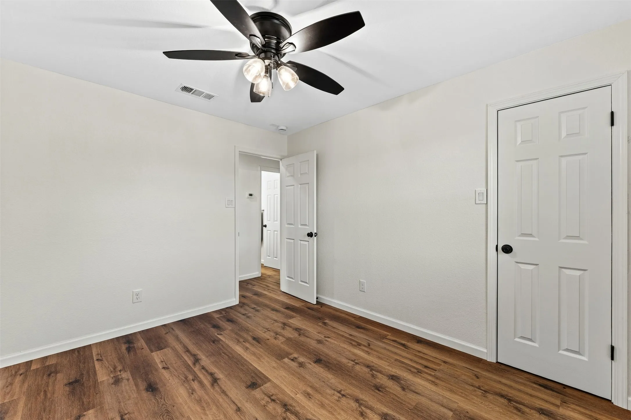Single Family Residence For Sale in Mc Lennan County , 421 Dearborn Street, Waco, Texas 76704, 3 Bedroom, 1 Bathroom, Garage spaces, 1,054 Sqft, built in 1958, mls#21409939, Real Estate Agent in Waco, Homes For Sale in Mc Lennan county, Homes For Sale in Waco, Realtor in Waco Texas, Real Estate Brokerage Independent Realty Texas, Luminita Cordes Realtor