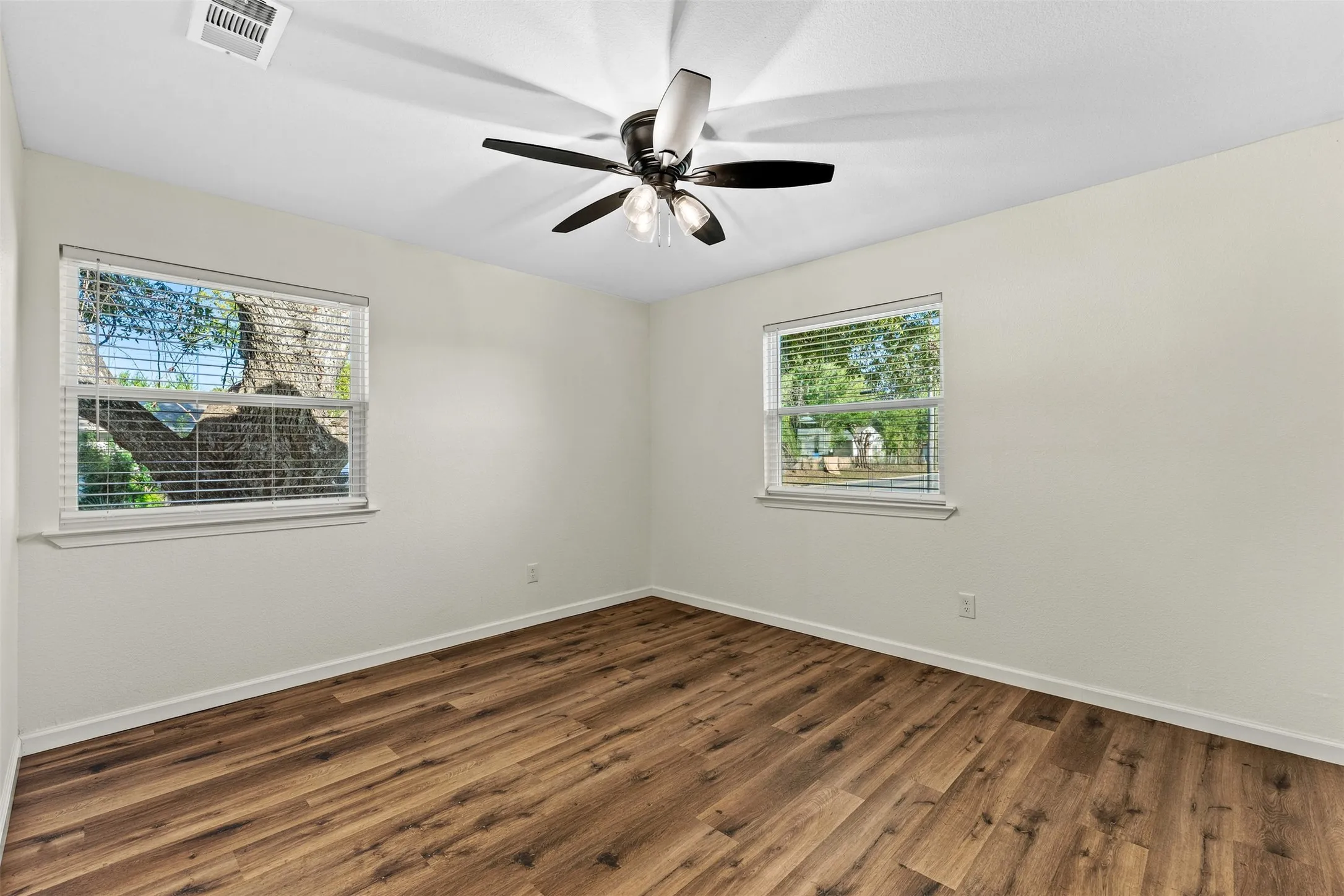 Single Family Residence For Sale in Mc Lennan County , 421 Dearborn Street, Waco, Texas 76704, 3 Bedroom, 1 Bathroom, Garage spaces, 1,054 Sqft, built in 1958, mls#21409939, Real Estate Agent in Waco, Homes For Sale in Mc Lennan county, Homes For Sale in Waco, Realtor in Waco Texas, Real Estate Brokerage Independent Realty Texas, Luminita Cordes Realtor