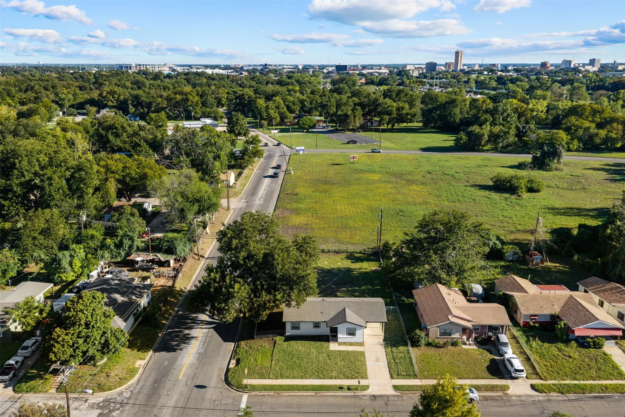 Single Family Residence For Sale in Mc Lennan County , 421 Dearborn Street, Waco, Texas 76704, 3 Bedroom, 1 Bathroom, Garage spaces, 1,054 Sqft, built in 1958, mls#21409939, Real Estate Agent in Waco, Homes For Sale in Mc Lennan county, Homes For Sale in Waco, Realtor in Waco Texas, Real Estate Brokerage Independent Realty Texas, Luminita Cordes Realtor