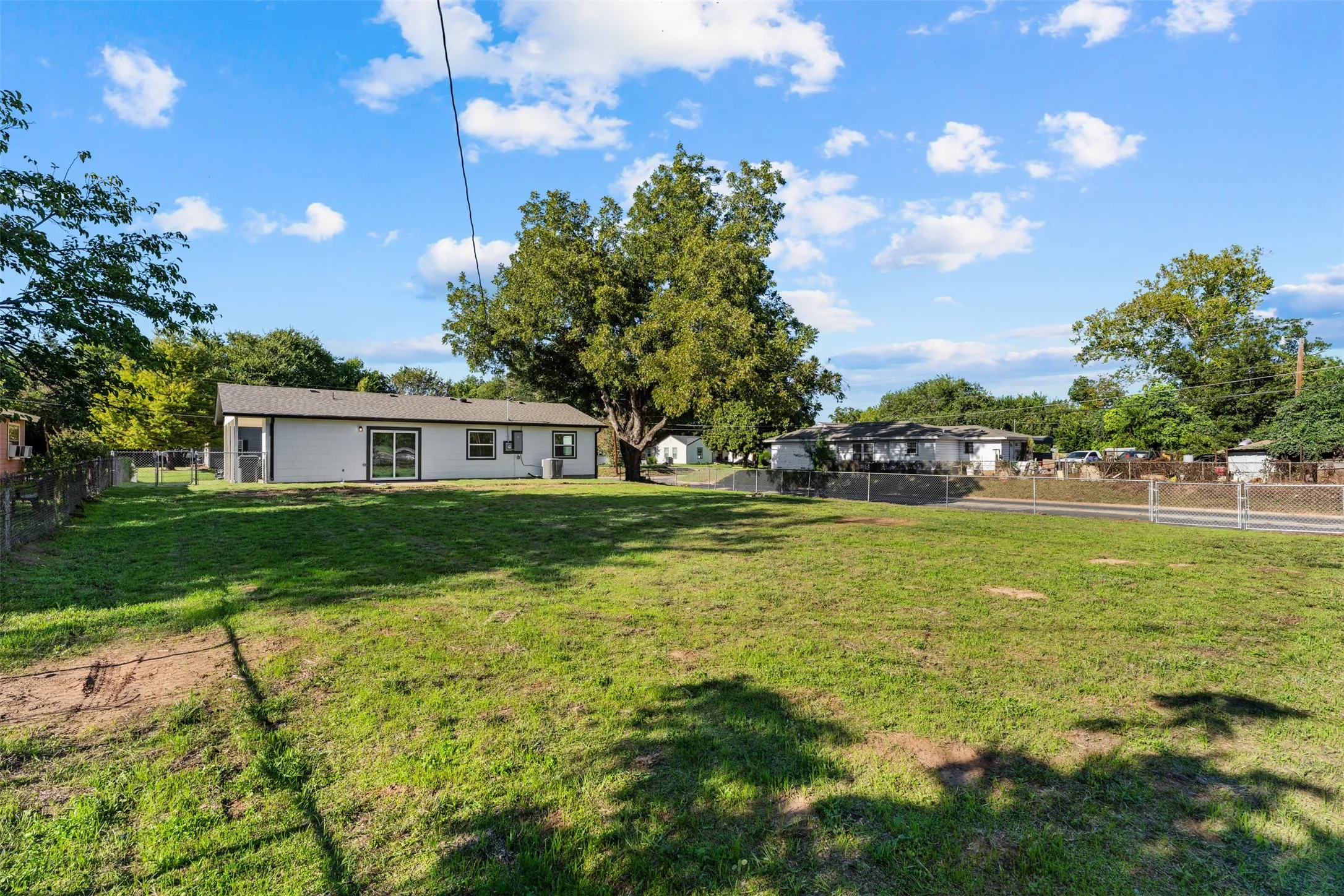 Single Family Residence For Sale in Mc Lennan County , 421 Dearborn Street, Waco, Texas 76704, 3 Bedroom, 1 Bathroom, Garage spaces, 1,054 Sqft, built in 1958, mls#21409939, Real Estate Agent in Waco, Homes For Sale in Mc Lennan county, Homes For Sale in Waco, Realtor in Waco Texas, Real Estate Brokerage Independent Realty Texas, Luminita Cordes Realtor