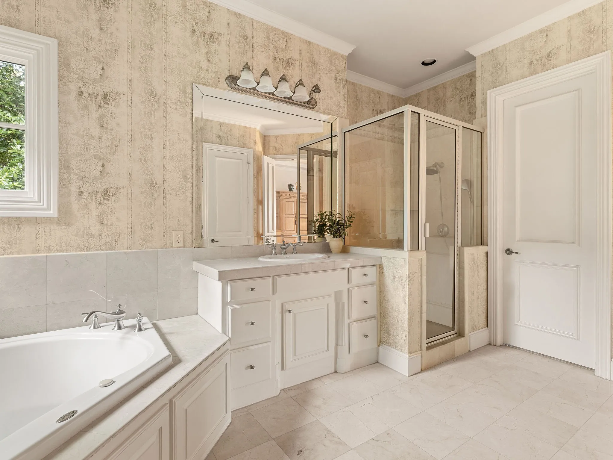 Single Family Residence For Sale in Tarrant County , 2125 Bradford Park, Fort Worth, Texas 76107, 4 Bedroom, 6 Bathroom, 3 Garage spaces, 4,072 Sqft, built in 1998, mls#21408519, Real Estate Agent in Fort Worth, Homes For Sale in Tarrant county, Homes For Sale in Fort Worth, Realtor in Fort Worth Texas, Real Estate Brokerage Independent Realty Texas, Luminita Cordes Realtor