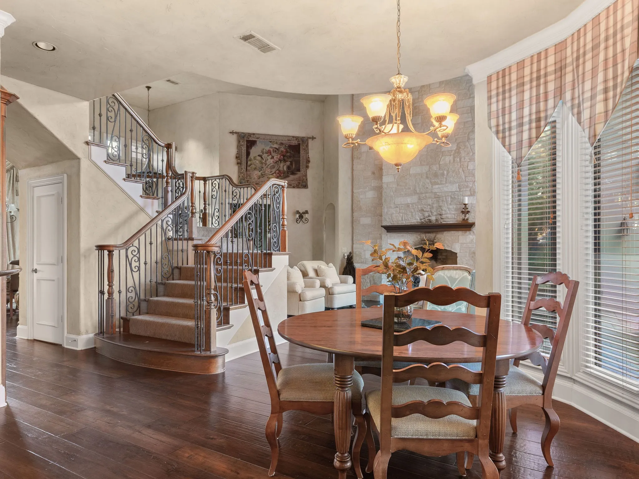 Single Family Residence For Sale in Tarrant County , 2125 Bradford Park, Fort Worth, Texas 76107, 4 Bedroom, 6 Bathroom, 3 Garage spaces, 4,072 Sqft, built in 1998, mls#21408519, Real Estate Agent in Fort Worth, Homes For Sale in Tarrant county, Homes For Sale in Fort Worth, Realtor in Fort Worth Texas, Real Estate Brokerage Independent Realty Texas, Luminita Cordes Realtor