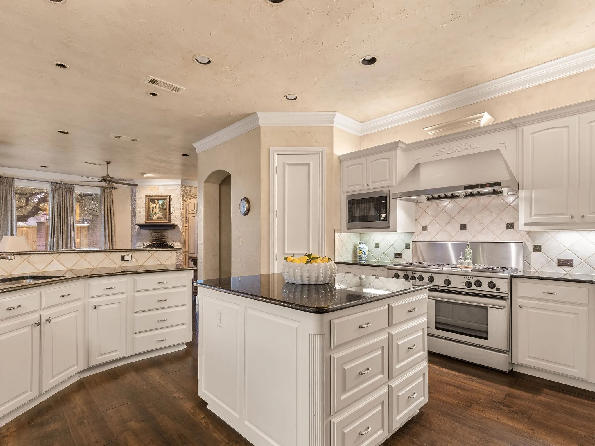 Single Family Residence For Sale in Tarrant County , 2125 Bradford Park, Fort Worth, Texas 76107, 4 Bedroom, 6 Bathroom, 3 Garage spaces, 4,072 Sqft, built in 1998, mls#21408519, Real Estate Agent in Fort Worth, Homes For Sale in Tarrant county, Homes For Sale in Fort Worth, Realtor in Fort Worth Texas, Real Estate Brokerage Independent Realty Texas, Luminita Cordes Realtor