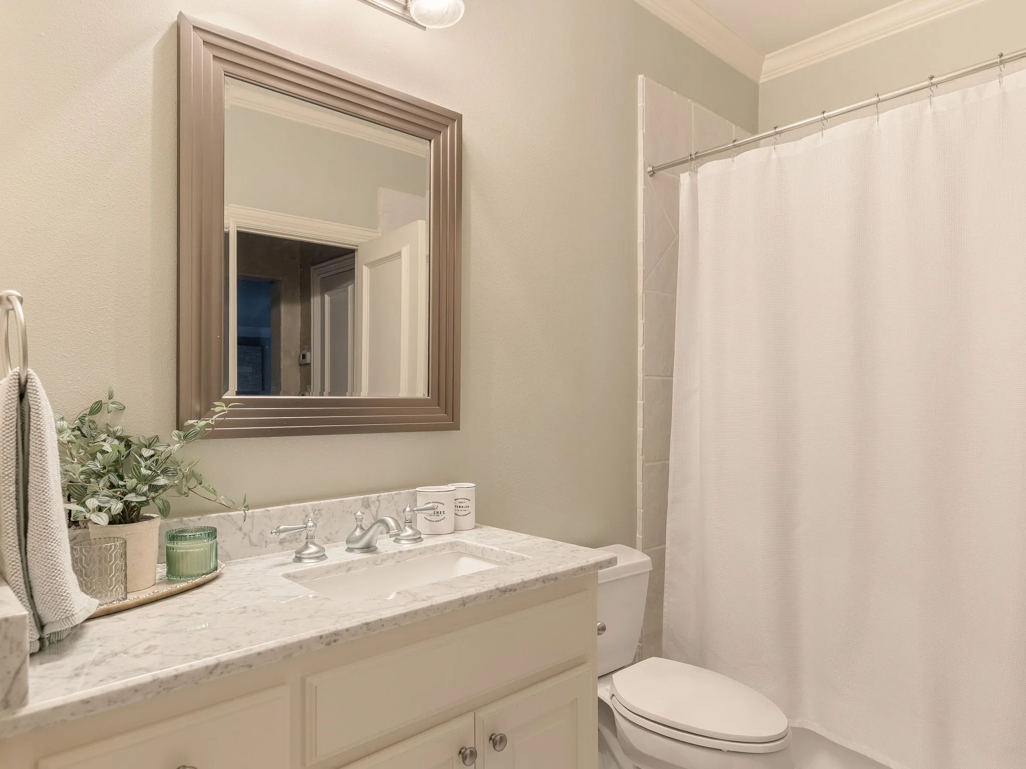 Single Family Residence For Sale in Tarrant County , 2125 Bradford Park, Fort Worth, Texas 76107, 4 Bedroom, 6 Bathroom, 3 Garage spaces, 4,072 Sqft, built in 1998, mls#21408519, Real Estate Agent in Fort Worth, Homes For Sale in Tarrant county, Homes For Sale in Fort Worth, Realtor in Fort Worth Texas, Real Estate Brokerage Independent Realty Texas, Luminita Cordes Realtor