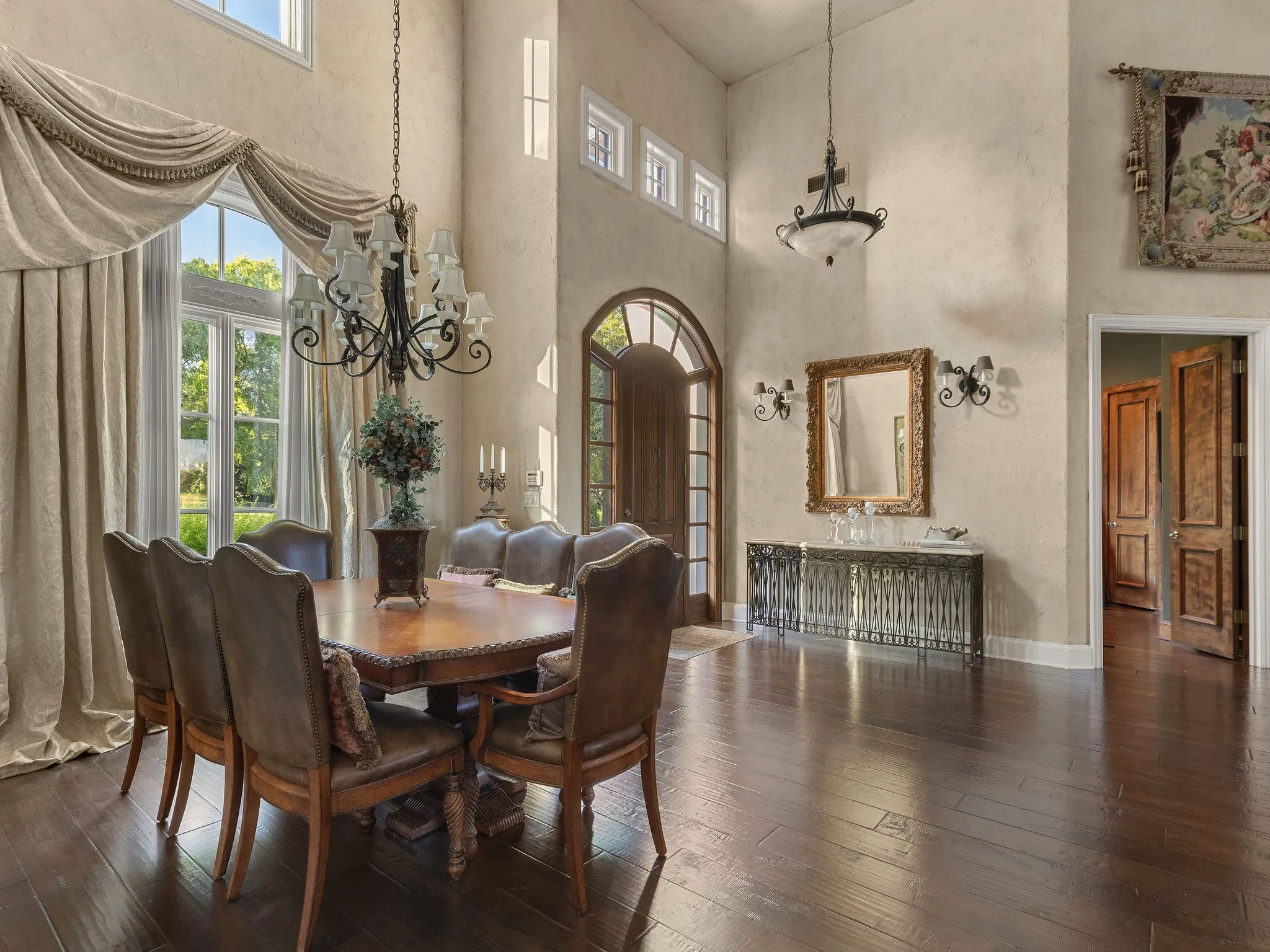 Single Family Residence For Sale in Tarrant County , 2125 Bradford Park, Fort Worth, Texas 76107, 4 Bedroom, 6 Bathroom, 3 Garage spaces, 4,072 Sqft, built in 1998, mls#21408519, Real Estate Agent in Fort Worth, Homes For Sale in Tarrant county, Homes For Sale in Fort Worth, Realtor in Fort Worth Texas, Real Estate Brokerage Independent Realty Texas, Luminita Cordes Realtor
