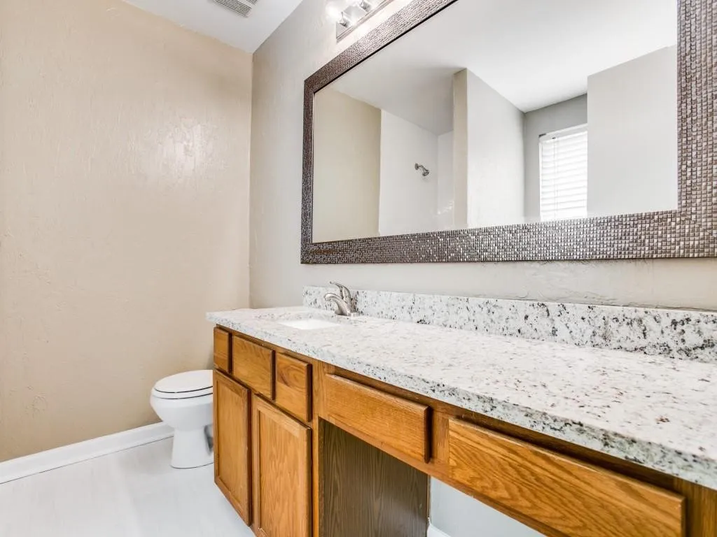 MASTER BATHROOM WITH GRANITE TOPS!