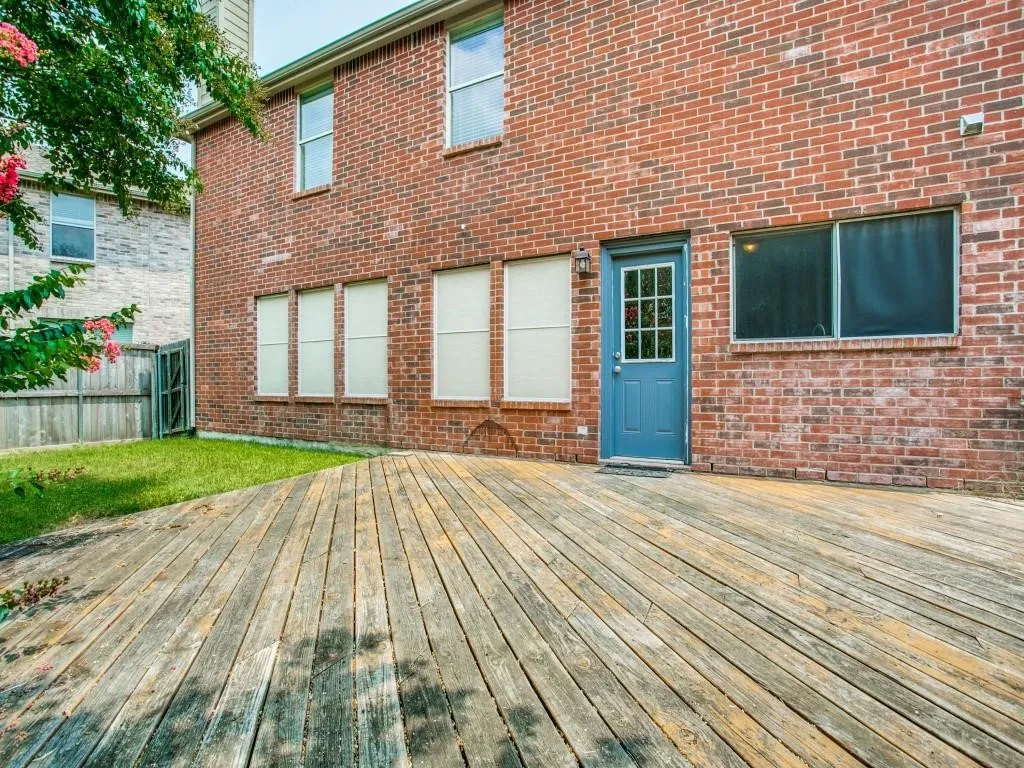 BACKYARD PATIO FOR ENTERTAINMENT!