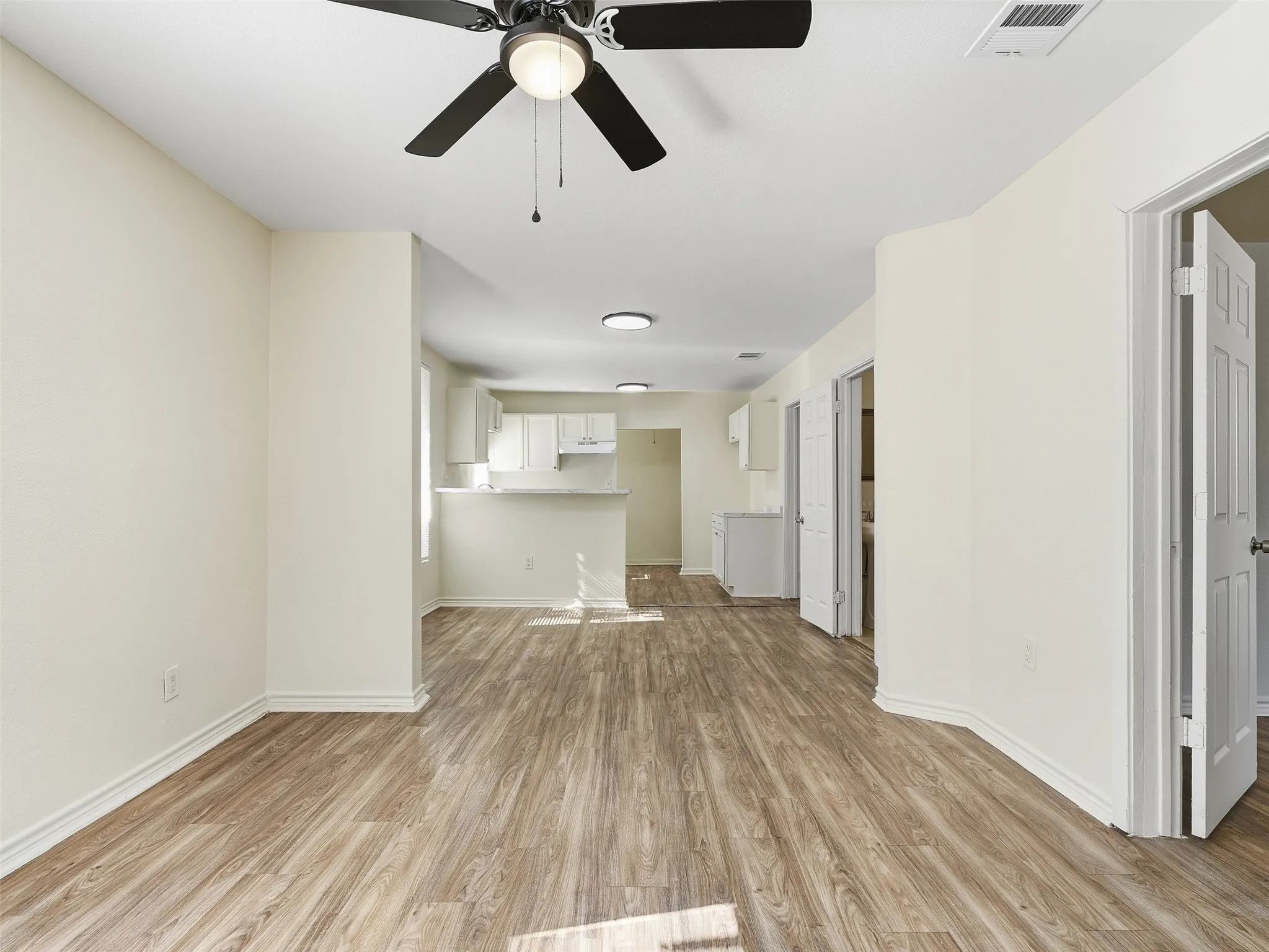 Single Family Residence For Sale in Dallas County , 1419 E Waco Avenue, Dallas, Texas 75216, 3 Bedroom, 2 Bathroom, Garage spaces, 1,050 Sqft, built in 1922, mls#21409875, Real Estate Agent in Dallas, Homes For Sale in Dallas county, Homes For Sale in Dallas, Realtor in Dallas Texas, Real Estate Brokerage Independent Realty Texas, Luminita Cordes Realtor